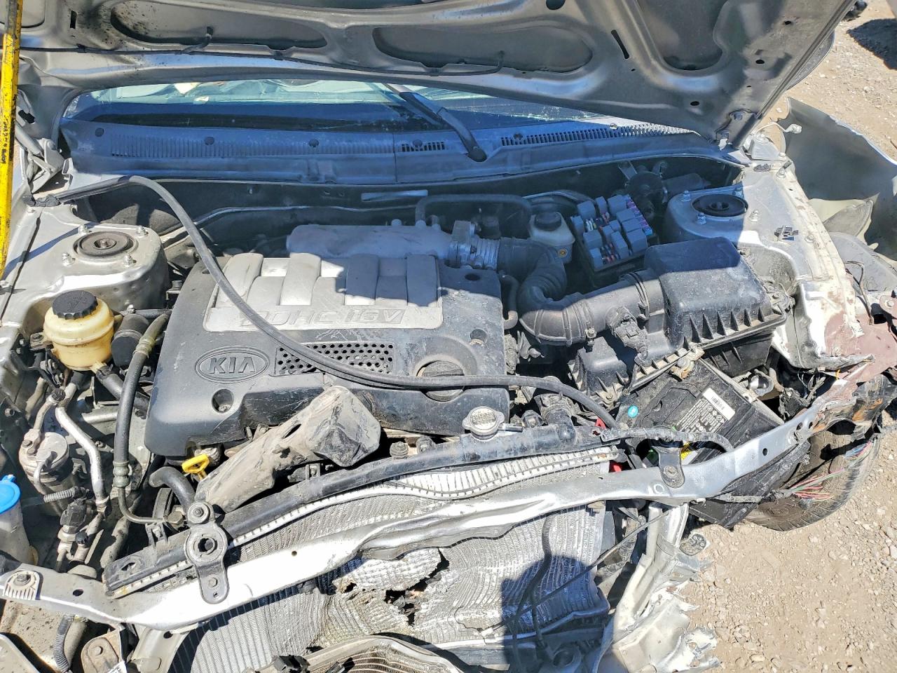 2004 Kia Spectra Base Silver vin: KNAFB121045314799