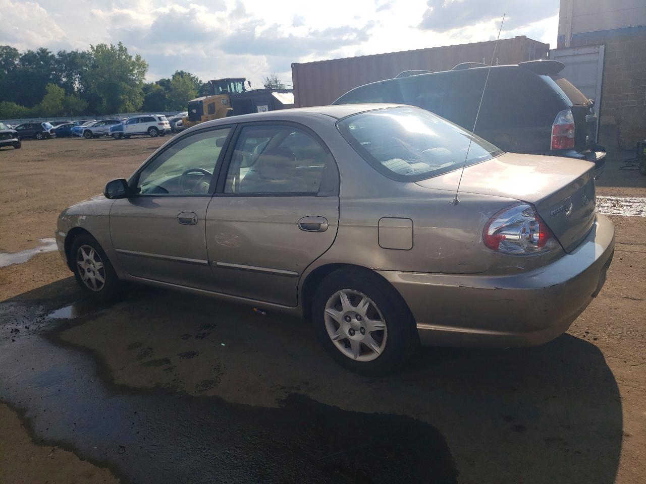 2002 Kia Spectra Base Tan vin: KNAFB121125155658