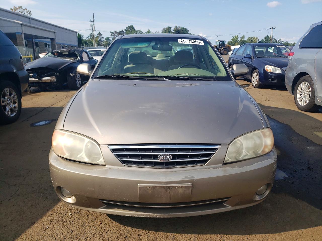 2002 Kia Spectra Base Tan vin: KNAFB121125155658
