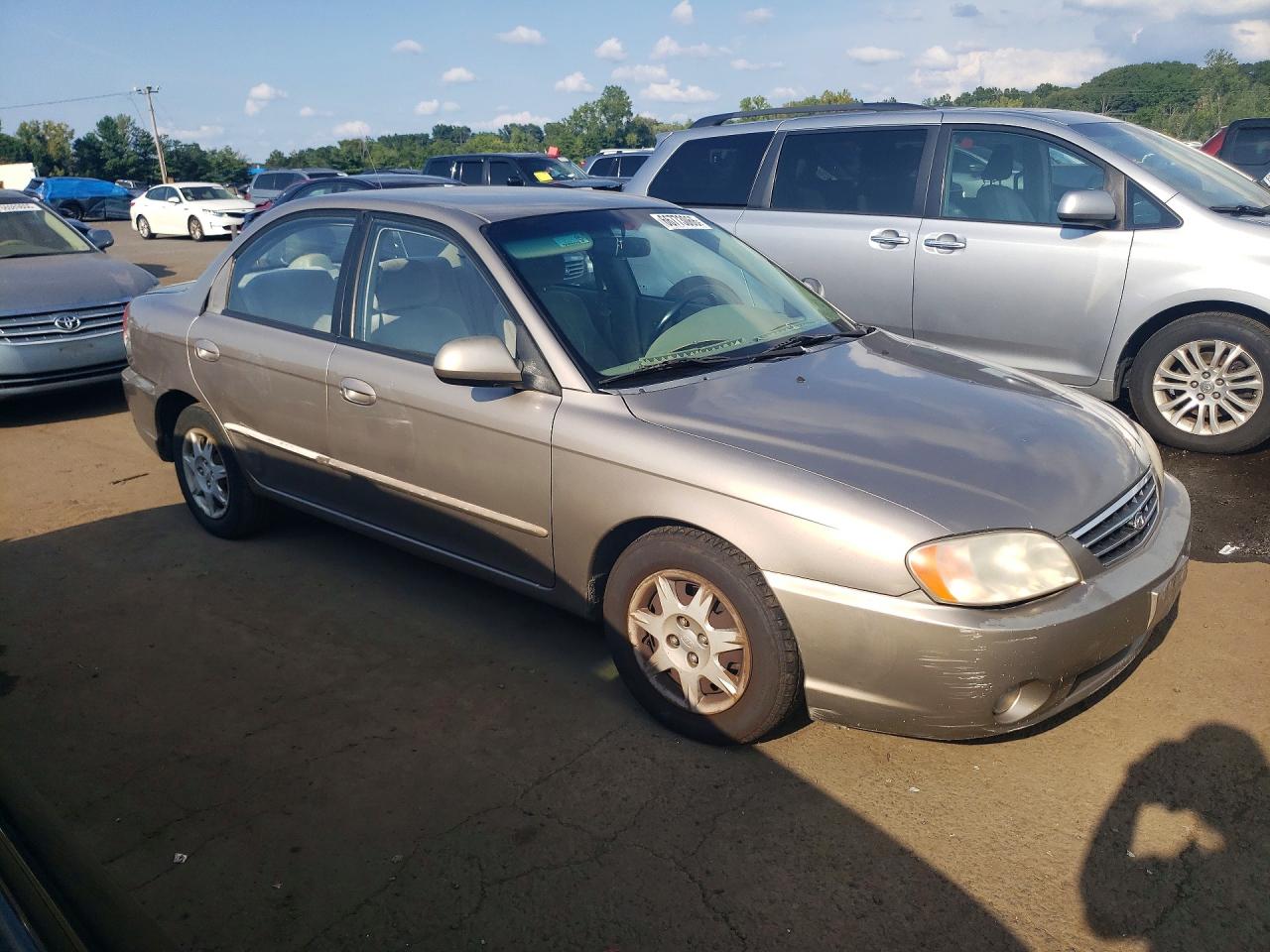 2002 Kia Spectra Base Tan vin: KNAFB121125155658