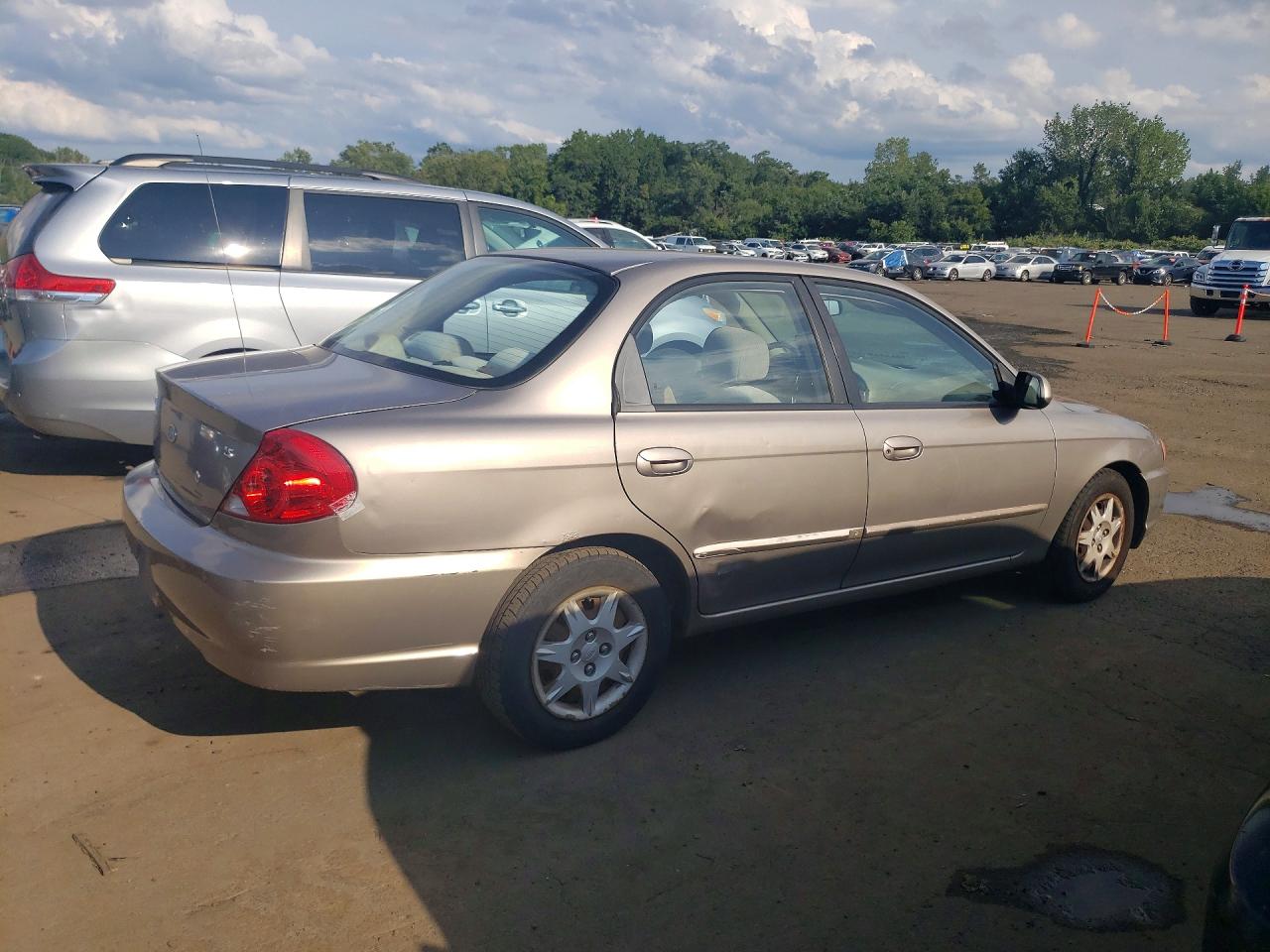 2002 Kia Spectra Base Tan vin: KNAFB121125155658