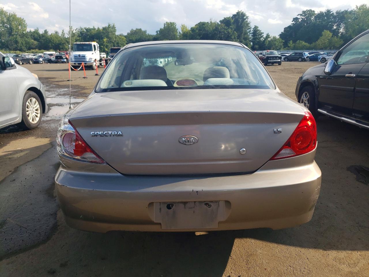 2002 Kia Spectra Base Tan vin: KNAFB121125155658