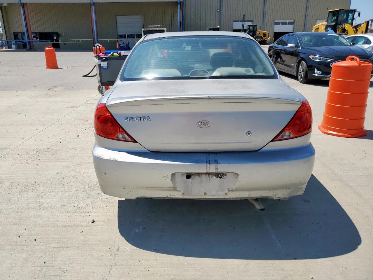 2002 Kia Spectra Base Silver vin: KNAFB121225139436