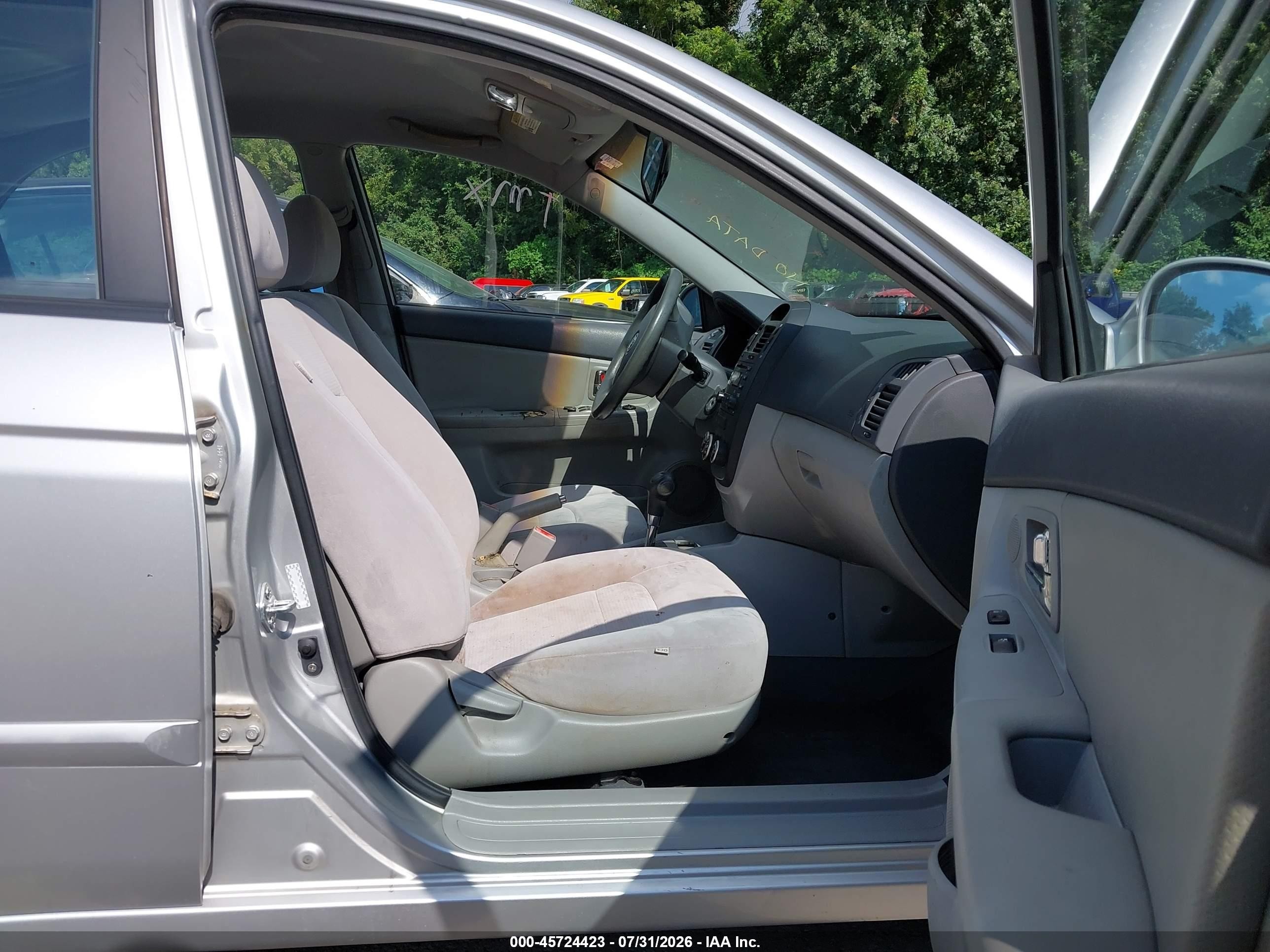 2008 Kia Spectra Ex Silver vin: KNAFE121685541329