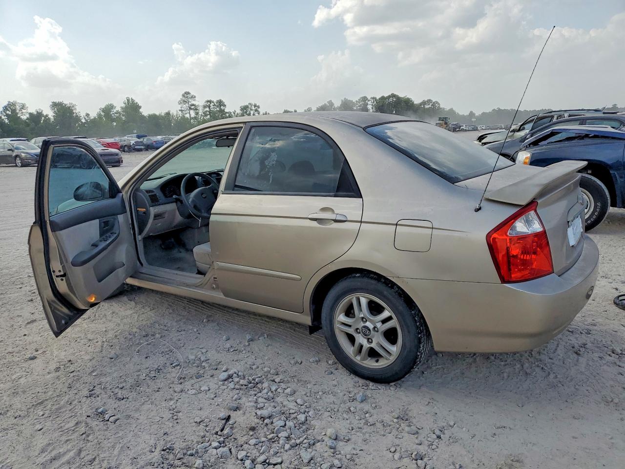 2005 Kia Spectra Lx Tan vin: KNAFE121855162053