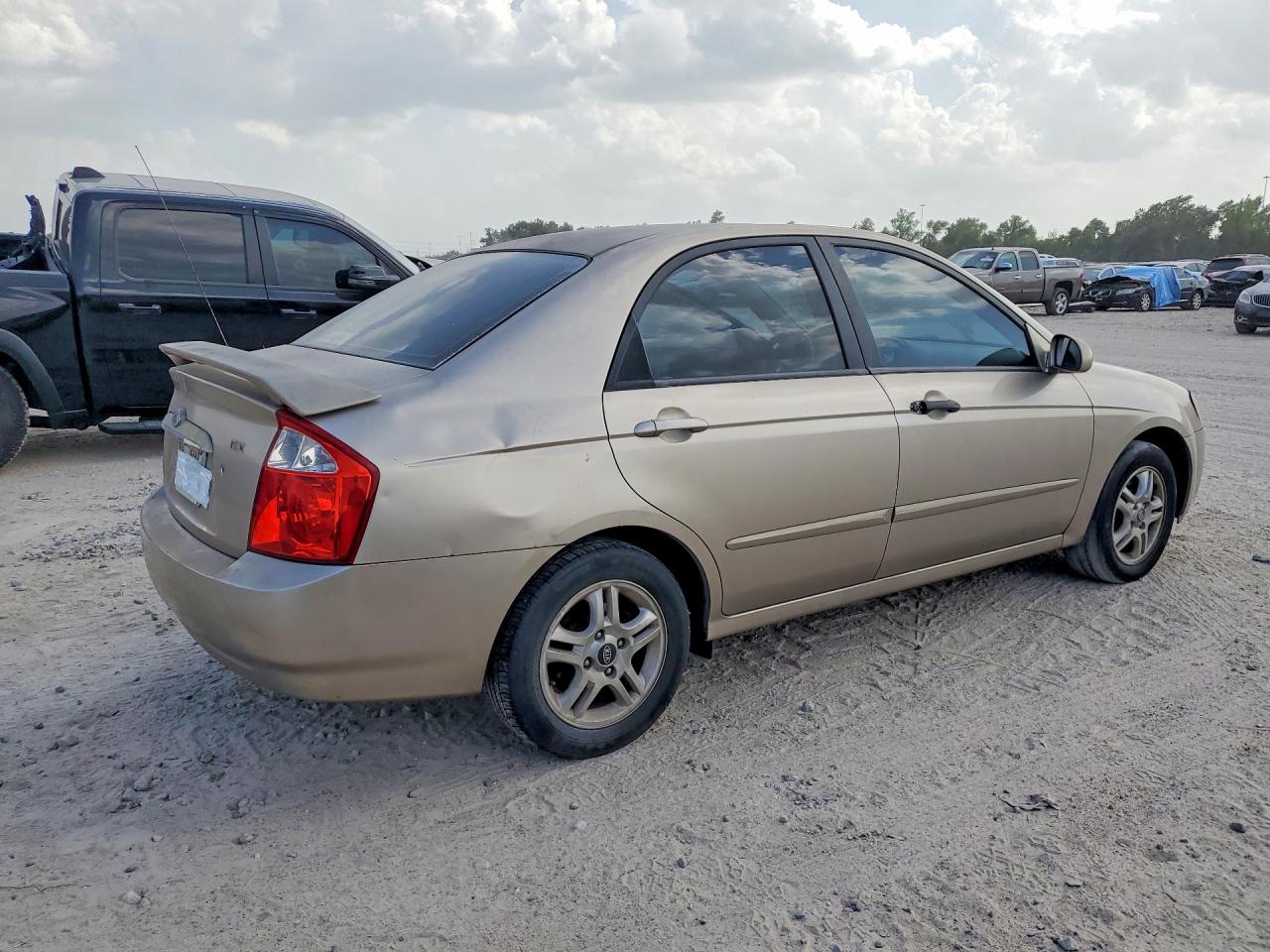 2005 Kia Spectra Lx Tan vin: KNAFE121855162053
