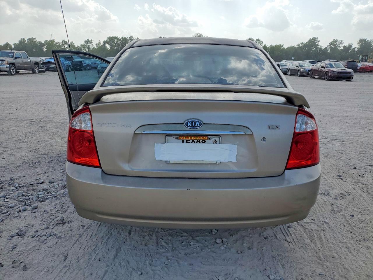 2005 Kia Spectra Lx Tan vin: KNAFE121855162053