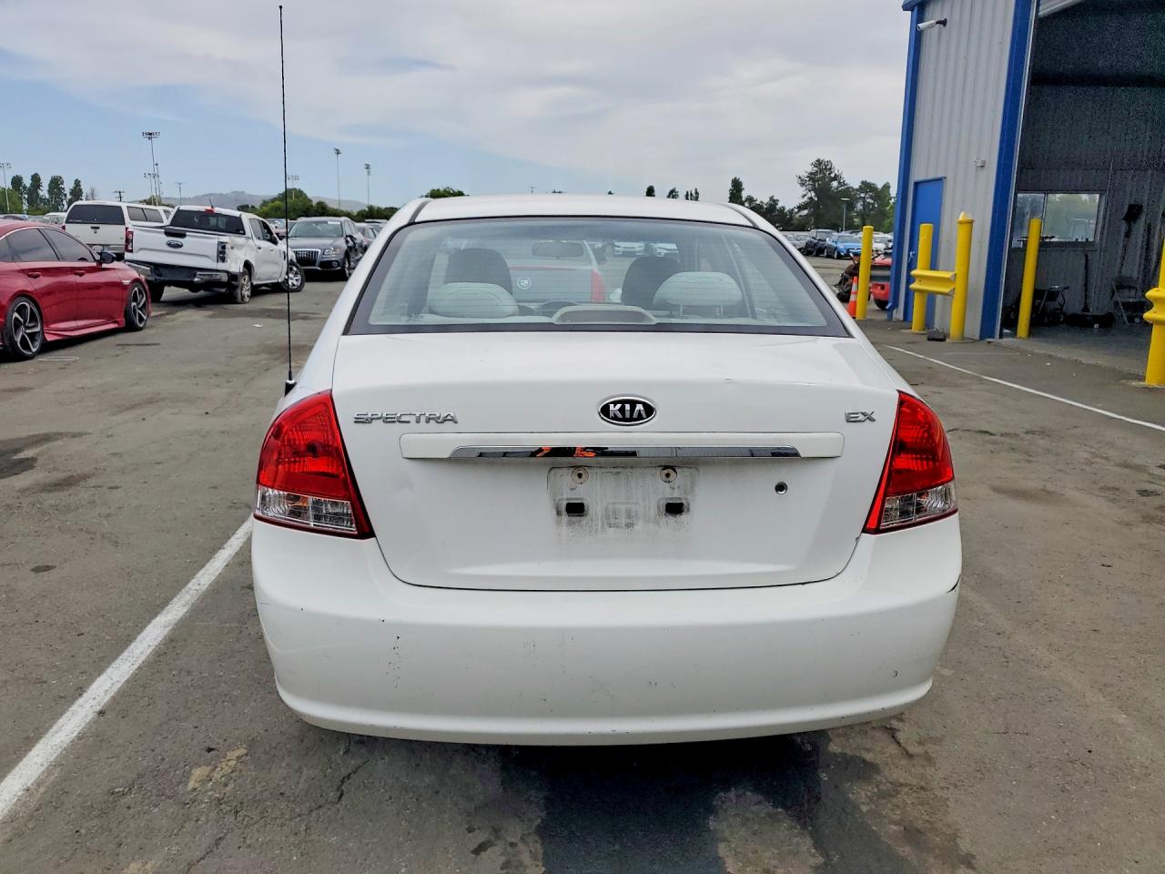 2008 Kia Spectra Lx Белый vin: KNAFE122085580989