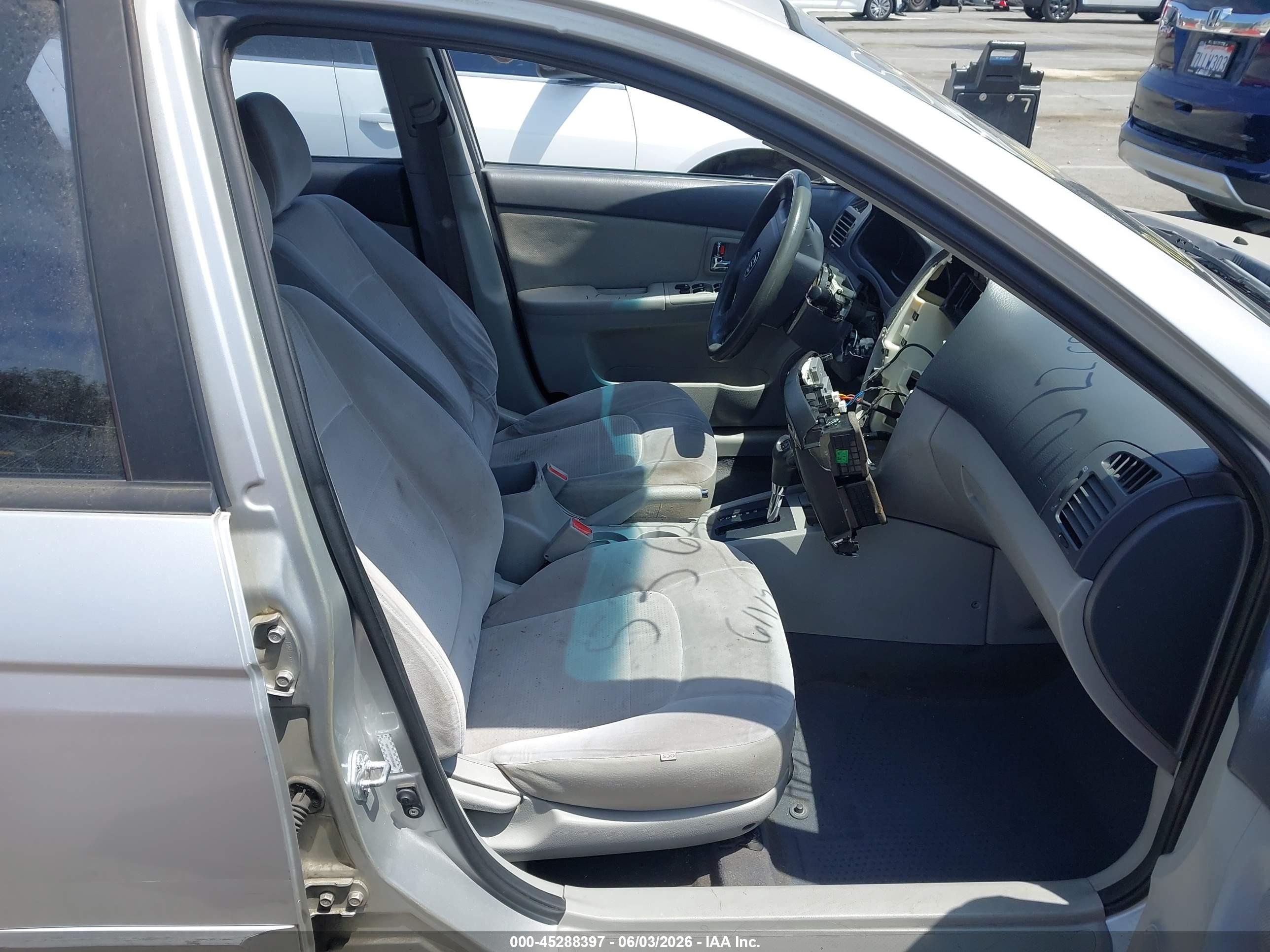 2008 Kia Spectra Ex Silver vin: KNAFE122585584648