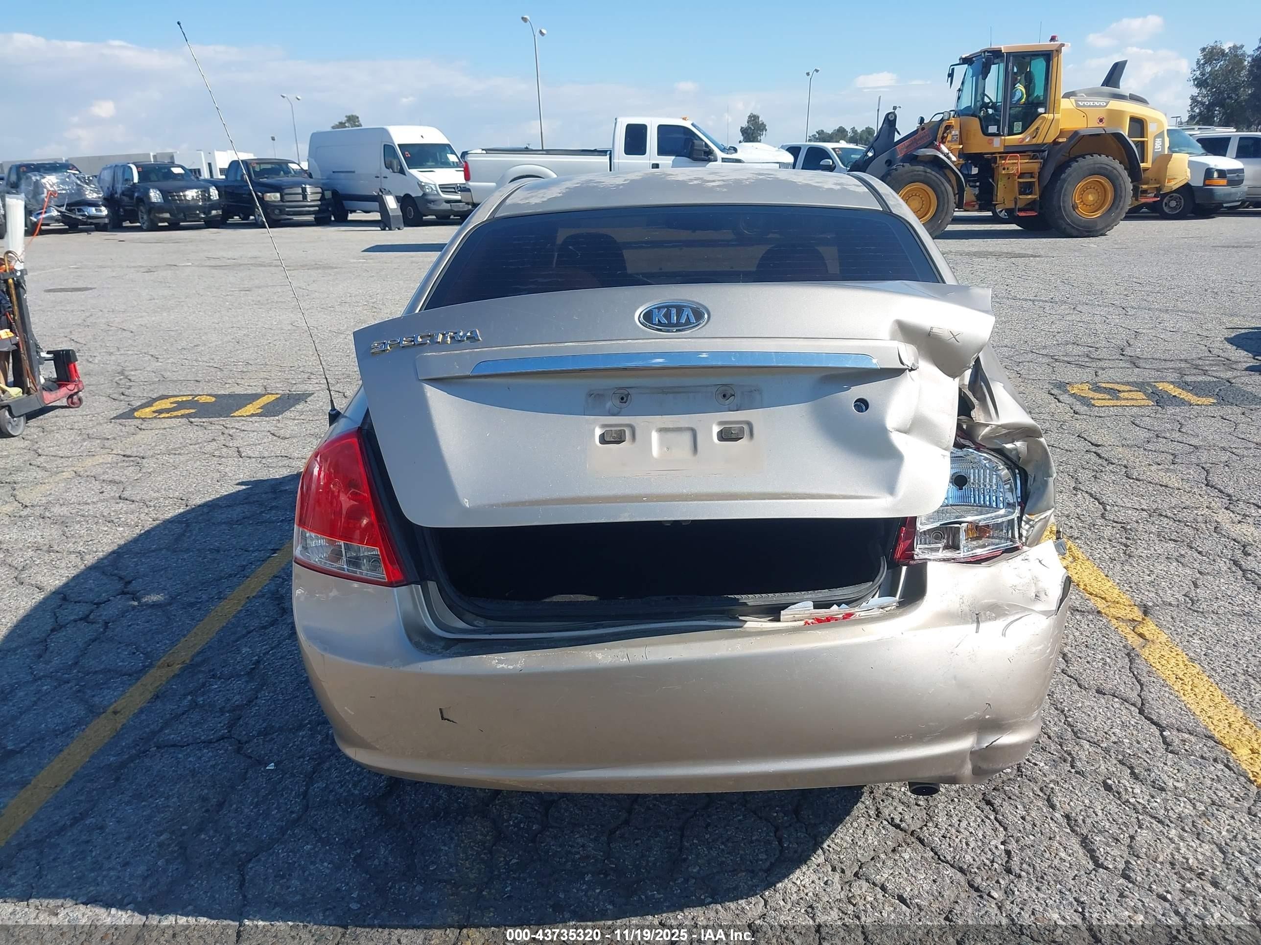 2007 Kia Spectra Ex Beige vin: KNAFE122675483259