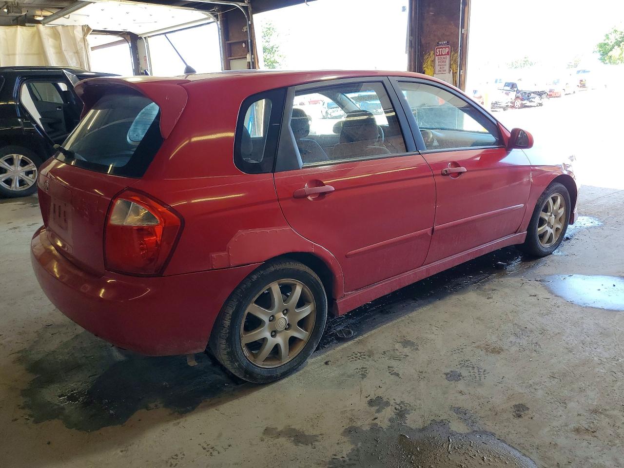 2006 Kia Spectra Spectra5 Red vin: KNAFE161365244901