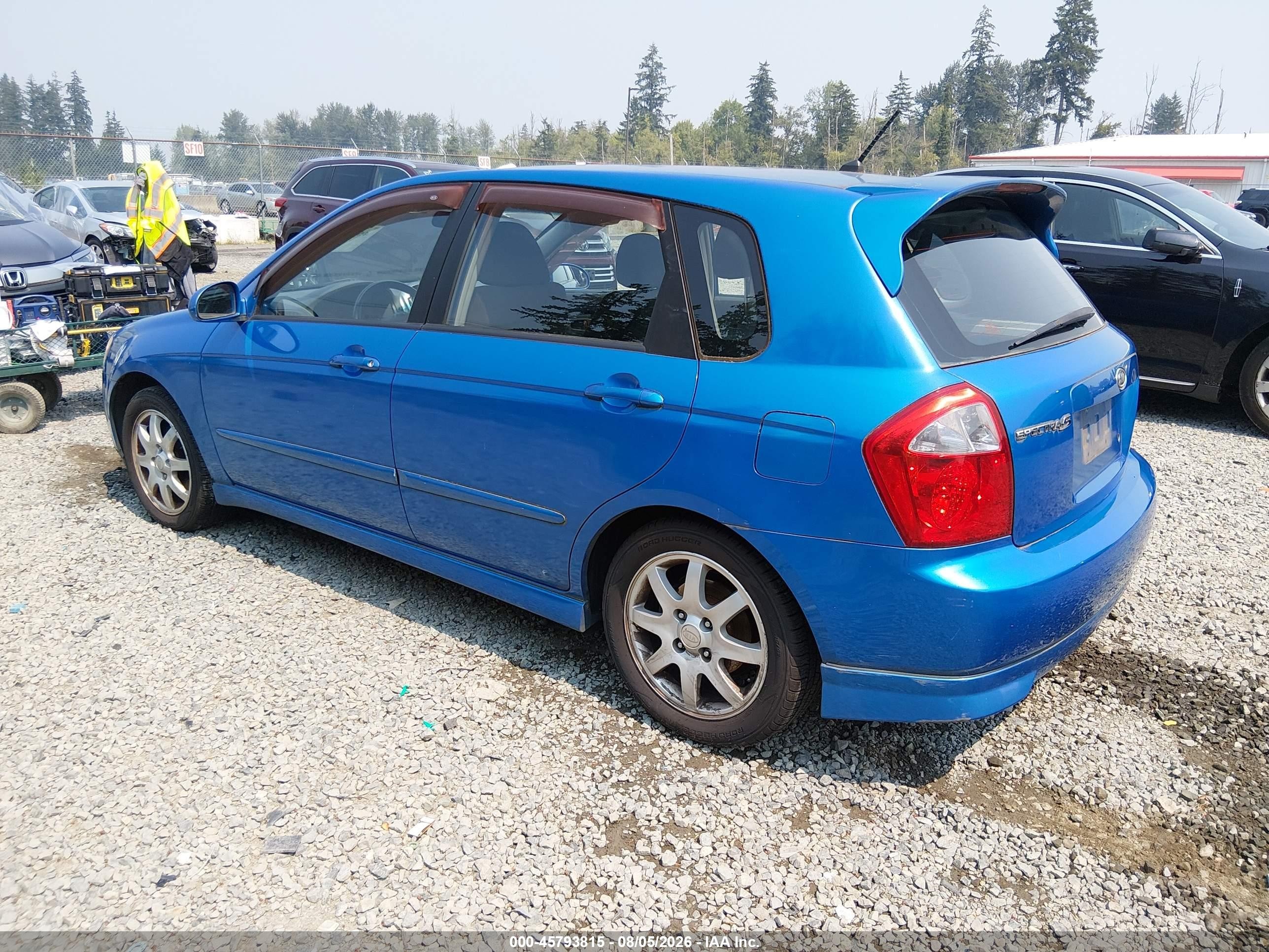 2006 Kia Spectra5   Blue vin: KNAFE161365362088