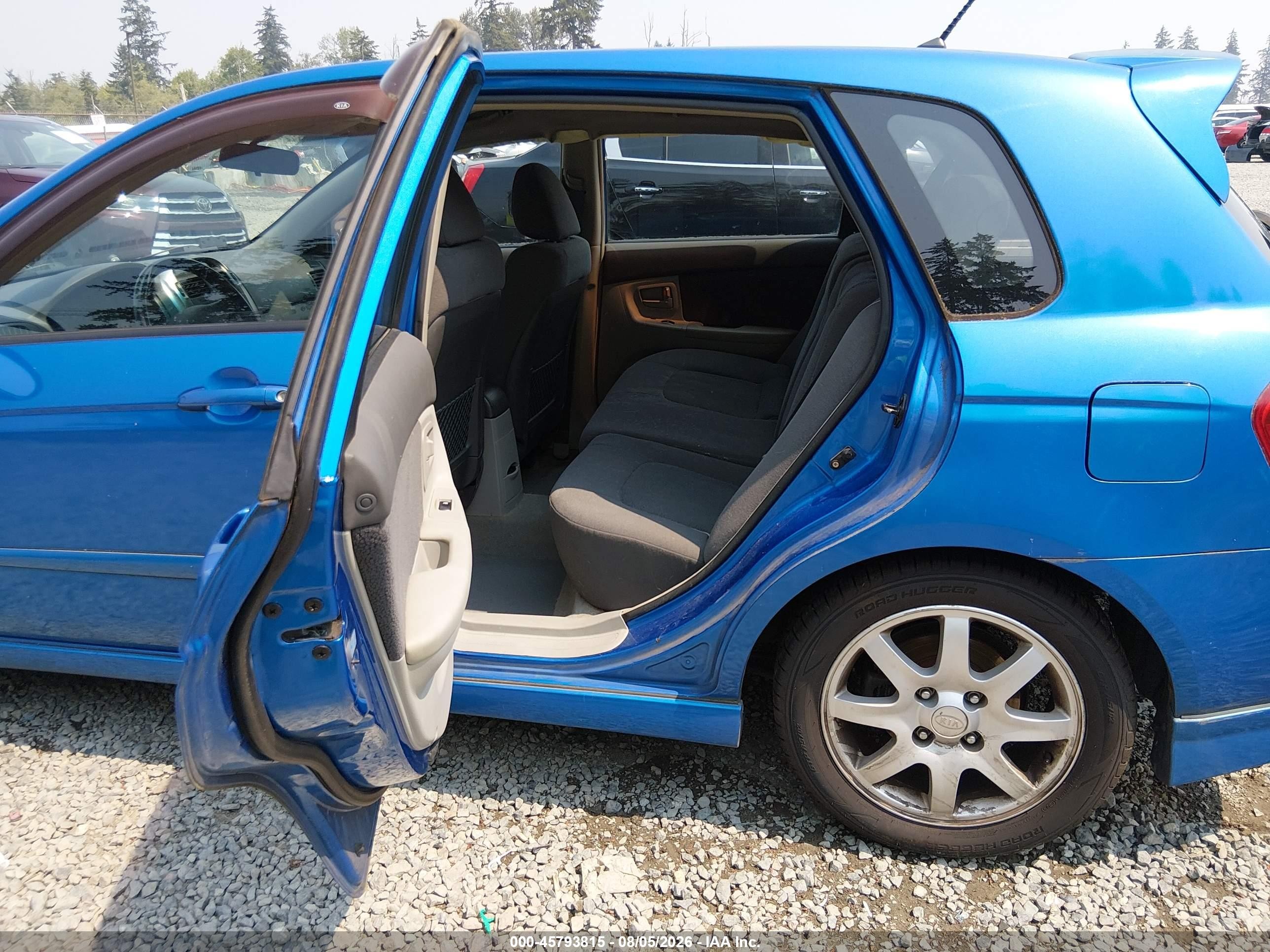 2006 Kia Spectra5   Blue vin: KNAFE161365362088