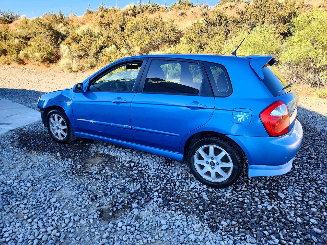 2005 Kia Spectra Spectra5 Blue vin: KNAFE161555118313