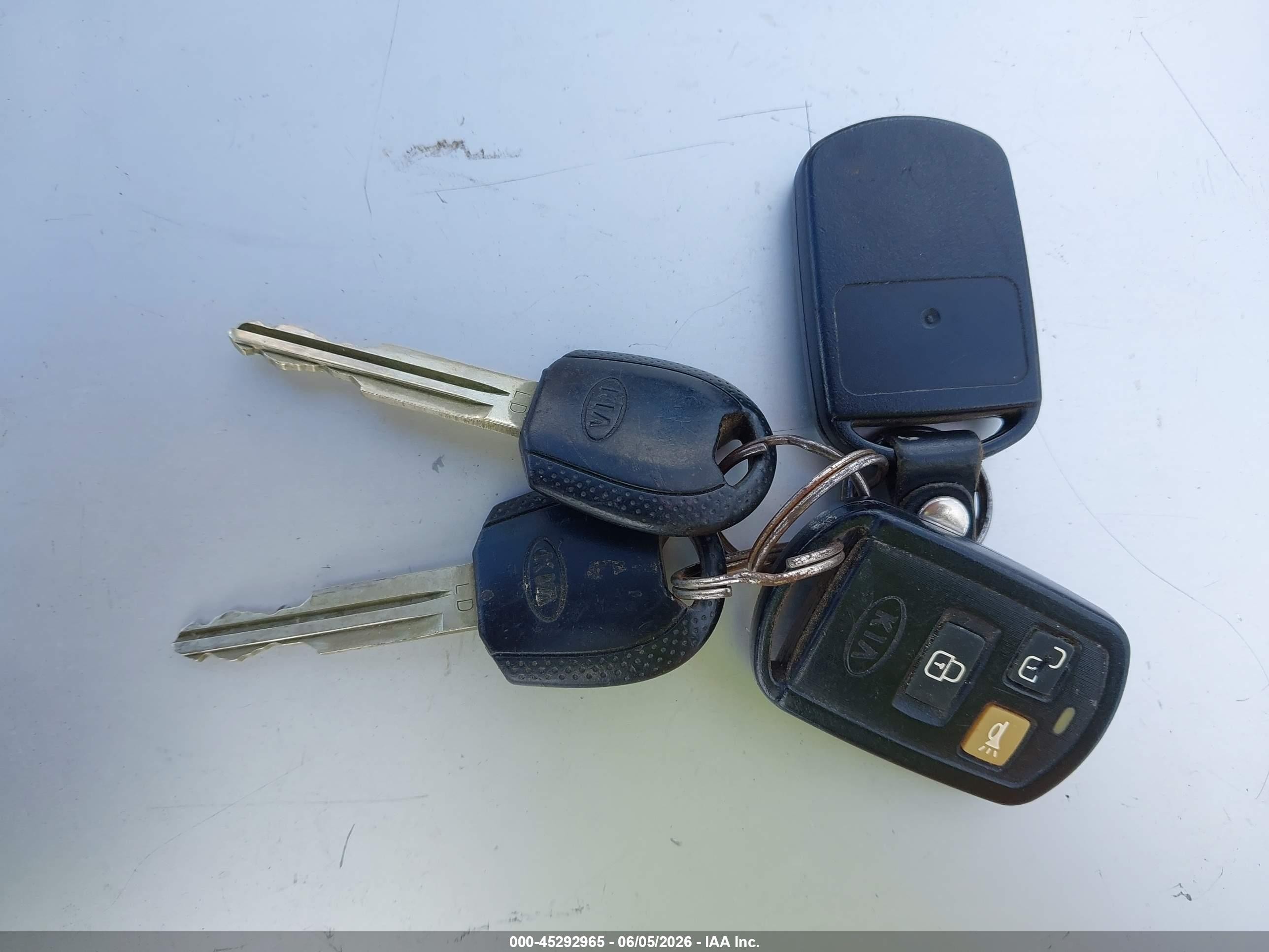 2006 Kia Spectra5   Silver vin: KNAFE161765364121