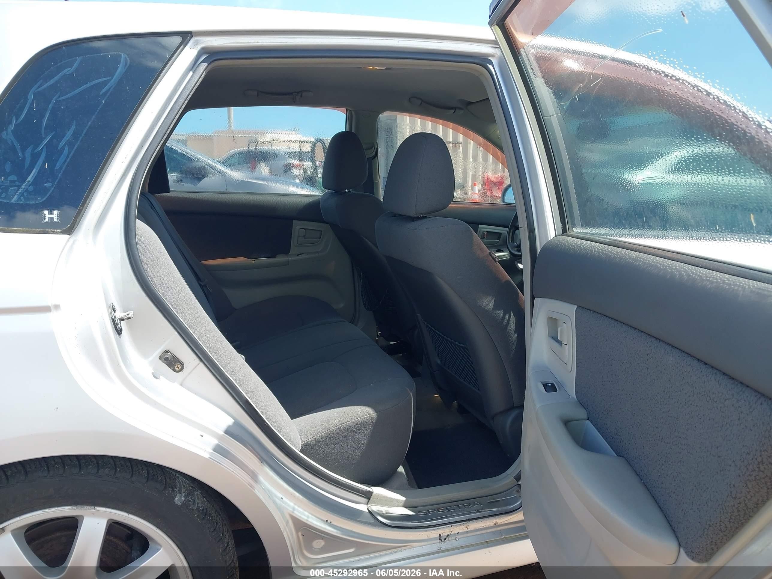 2006 Kia Spectra5   Silver vin: KNAFE161765364121
