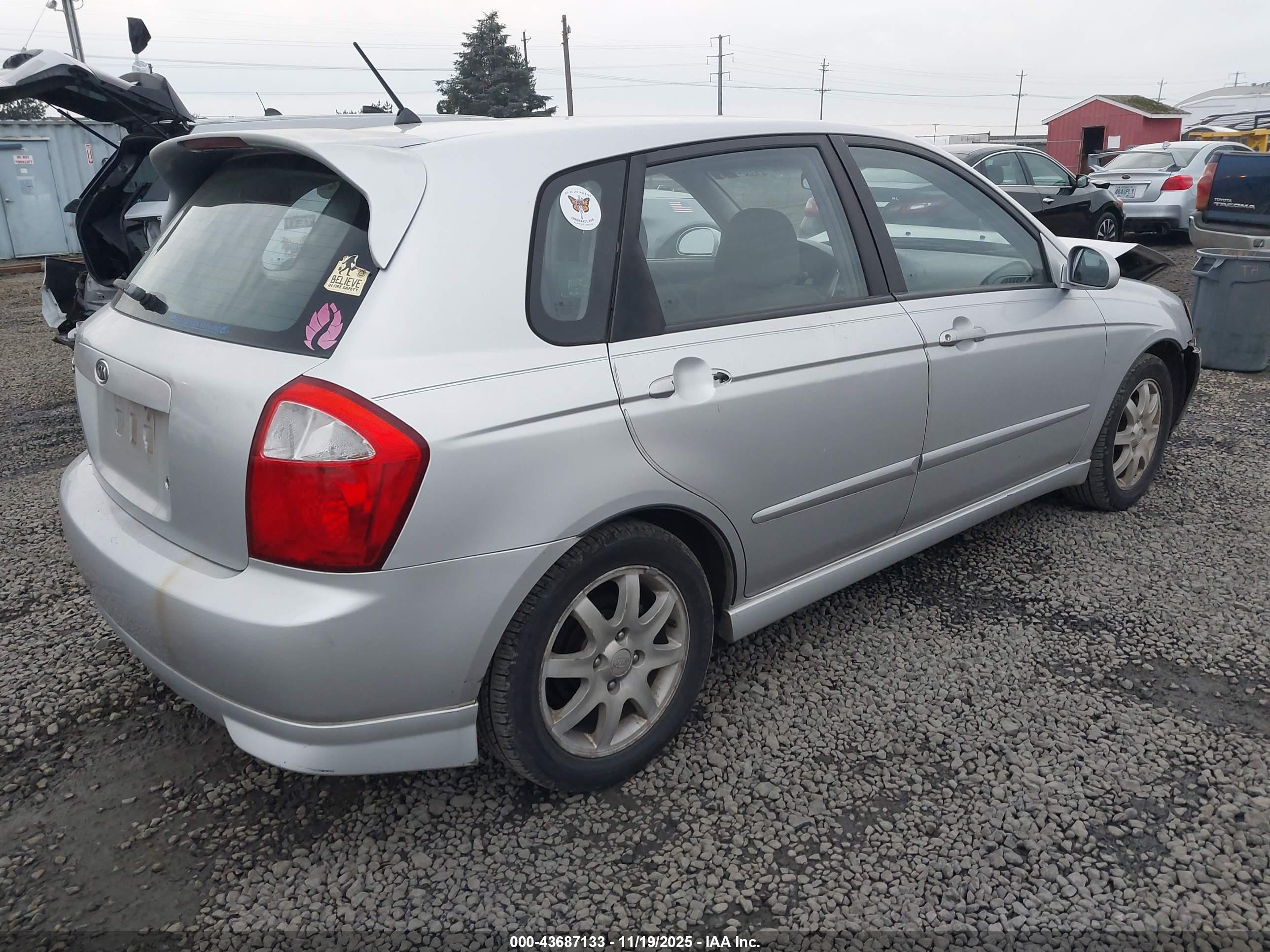 2006 Kia Spectra5   Silver vin: KNAFE162265288140