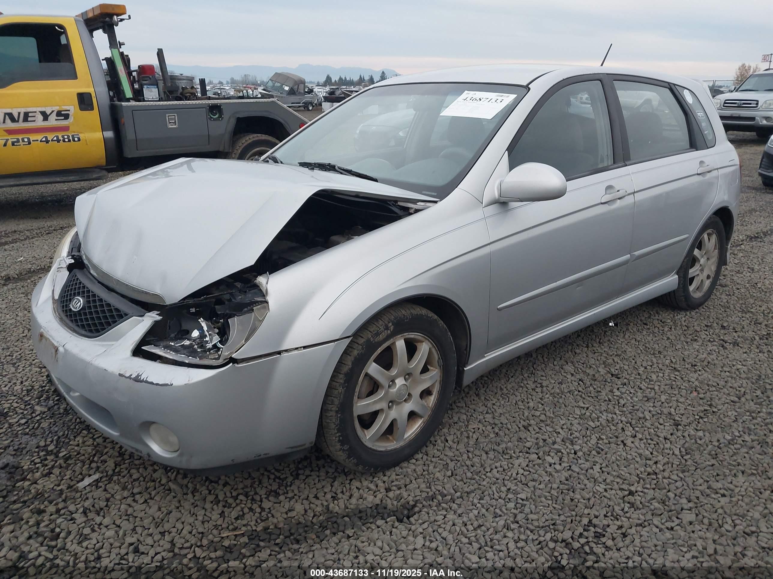 2006 Kia Spectra5   Silver vin: KNAFE162265288140