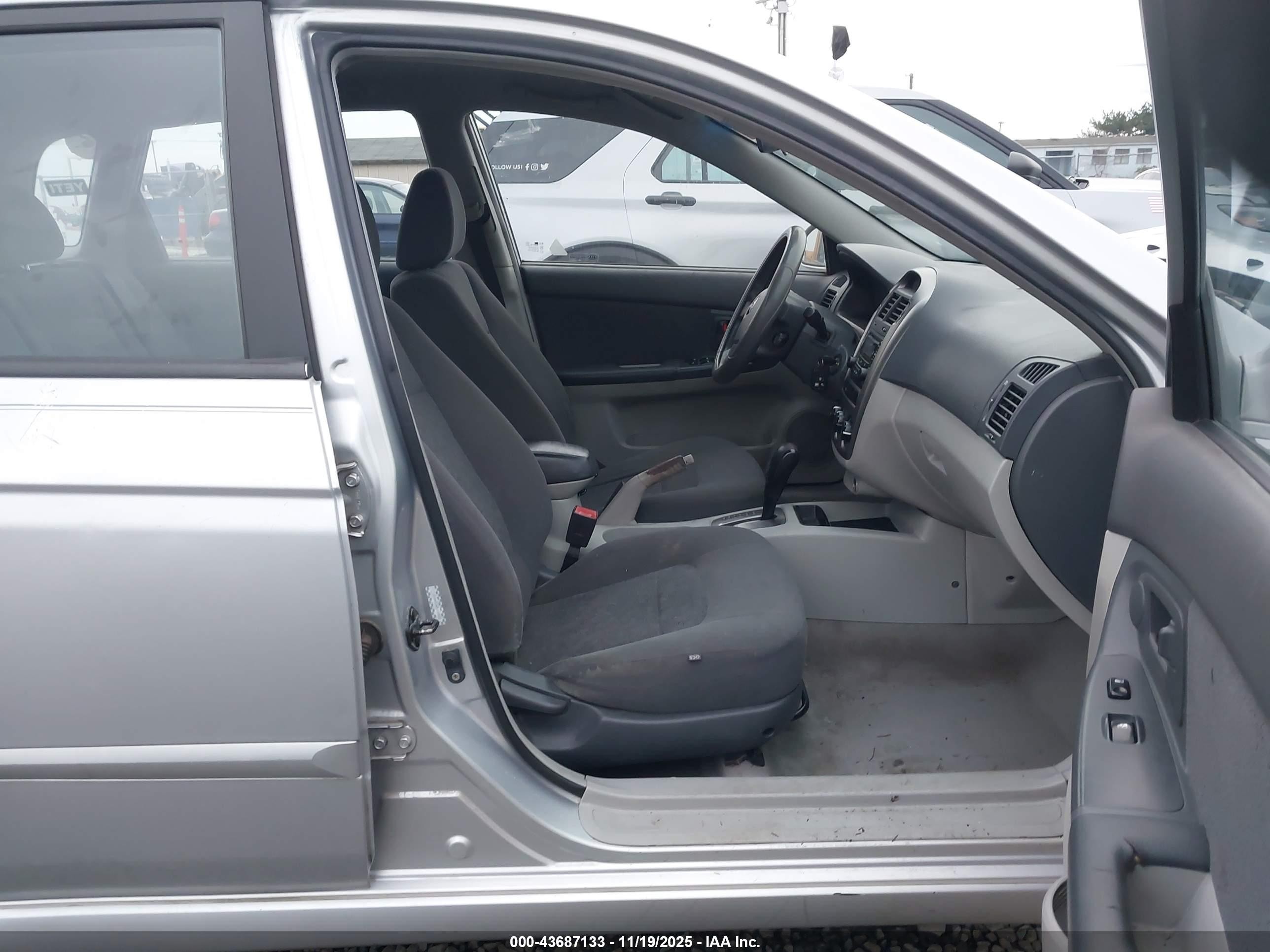 2006 Kia Spectra5   Silver vin: KNAFE162265288140