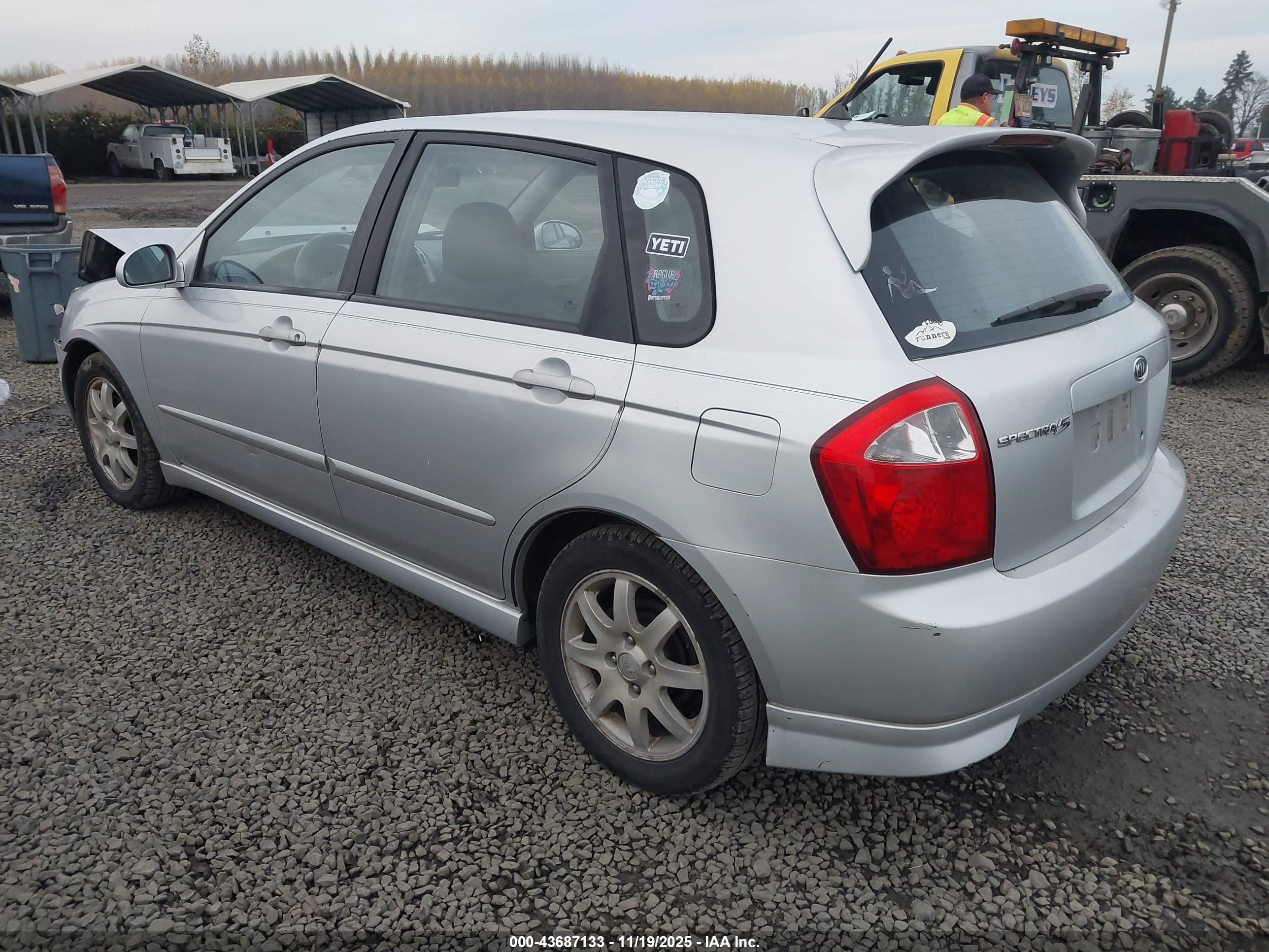 2006 Kia Spectra5   Silver vin: KNAFE162265288140