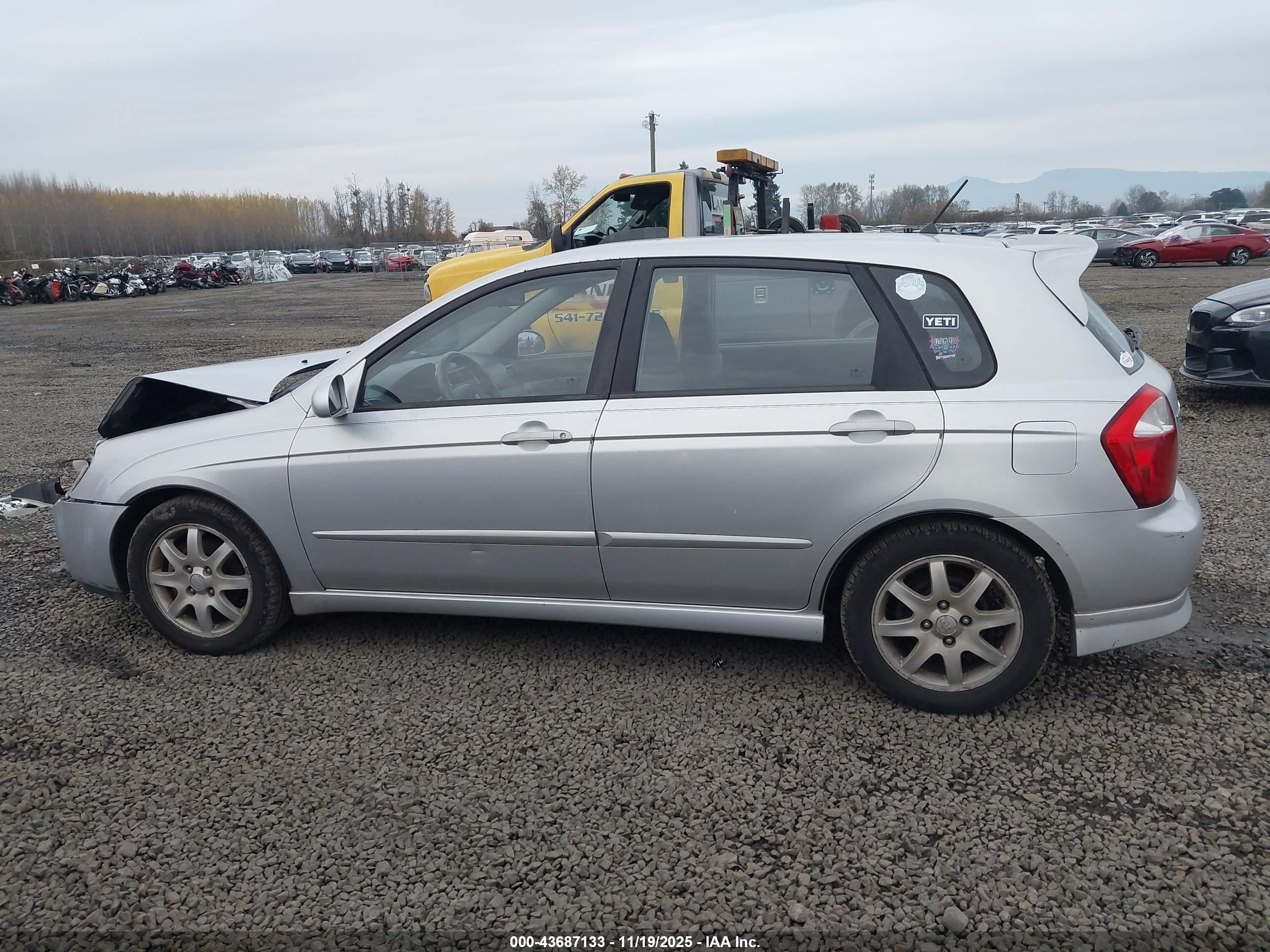 2006 Kia Spectra5   Silver vin: KNAFE162265288140