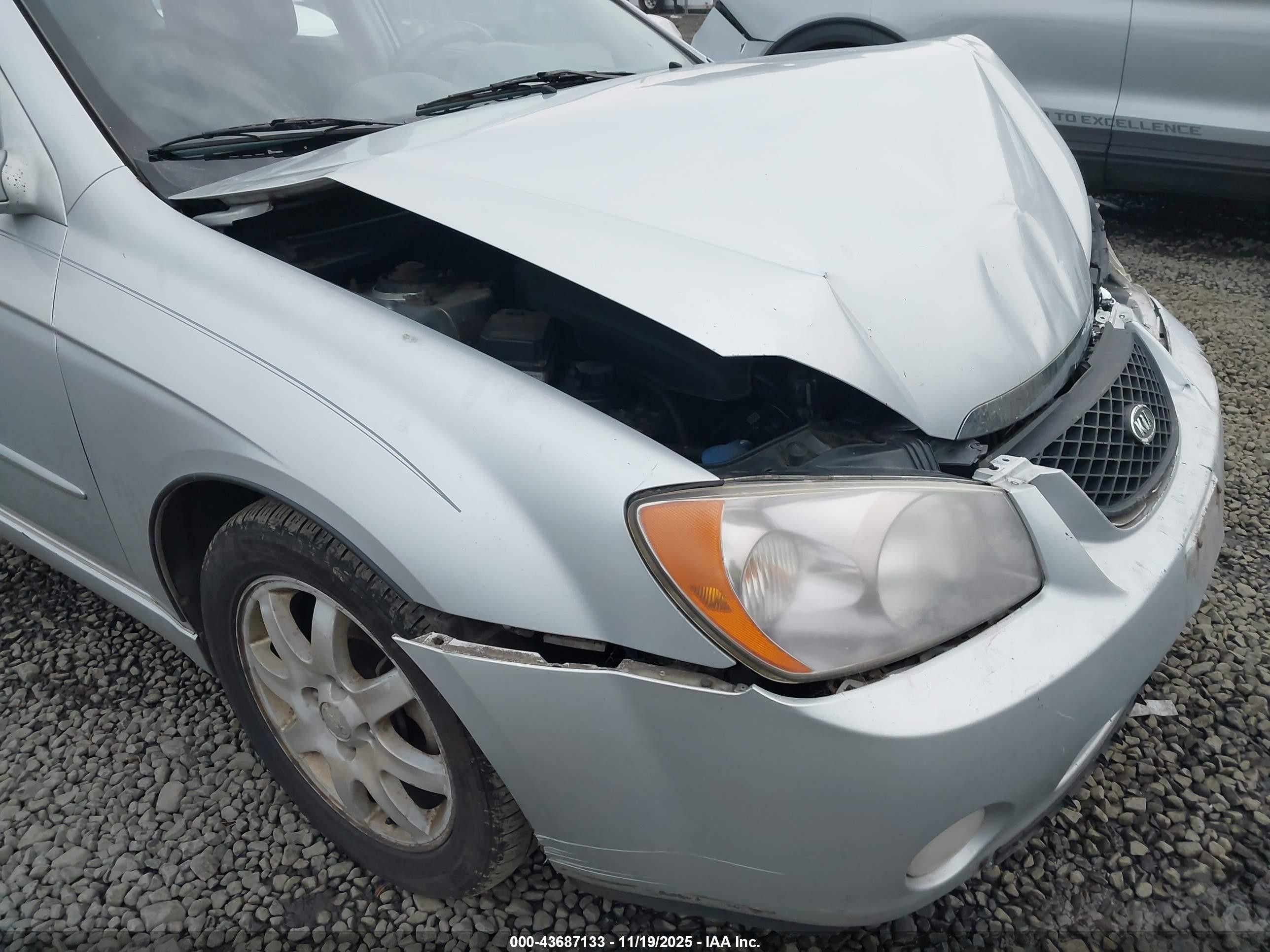 2006 Kia Spectra5   Silver vin: KNAFE162265288140