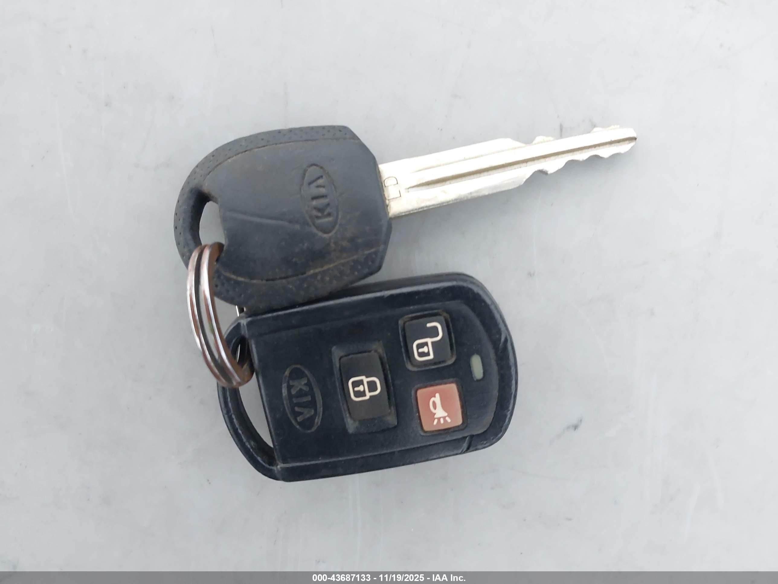 2006 Kia Spectra5   Silver vin: KNAFE162265288140