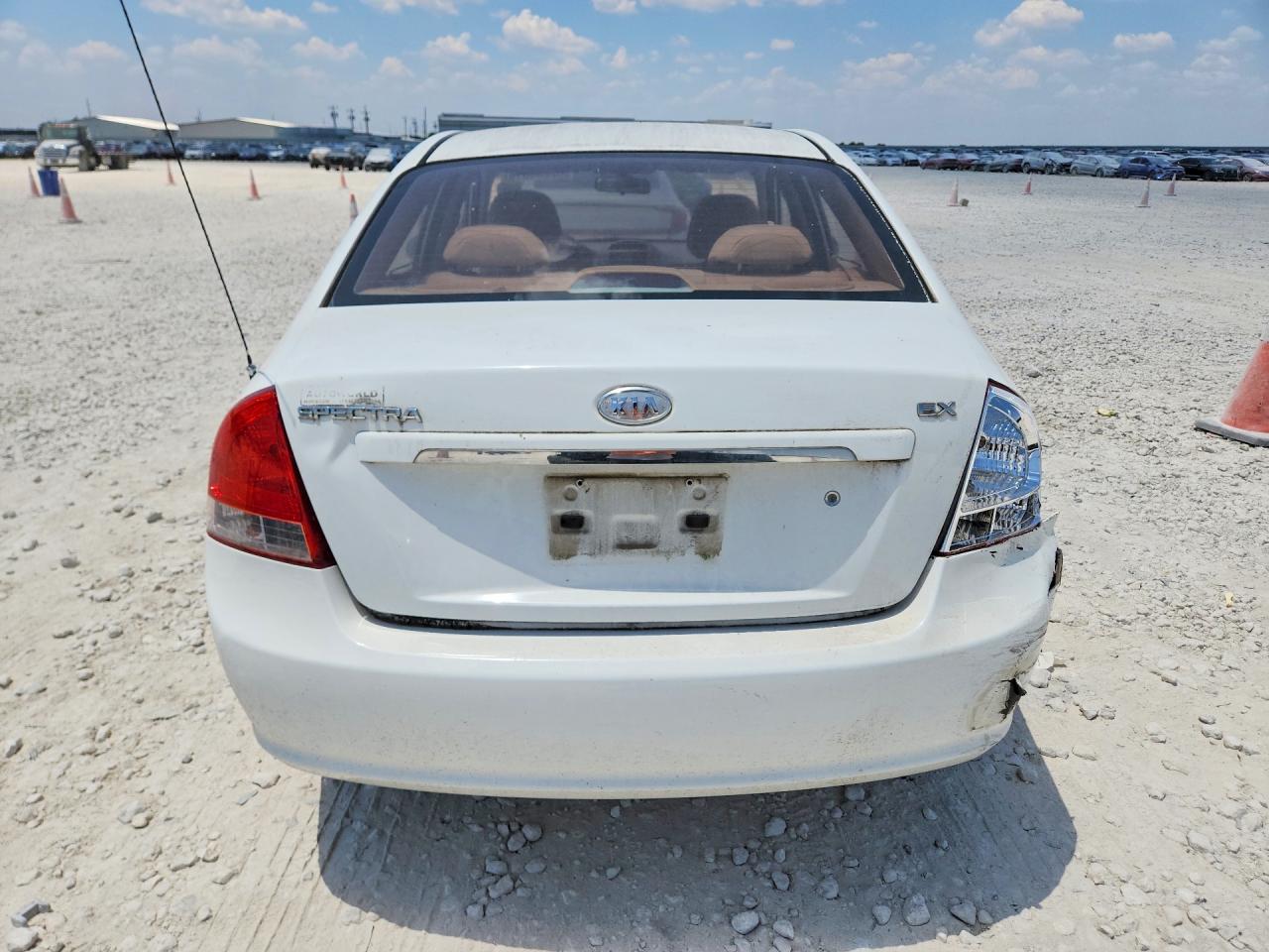 2009 Kia Spectra Lx White vin: KNAFE221095597323