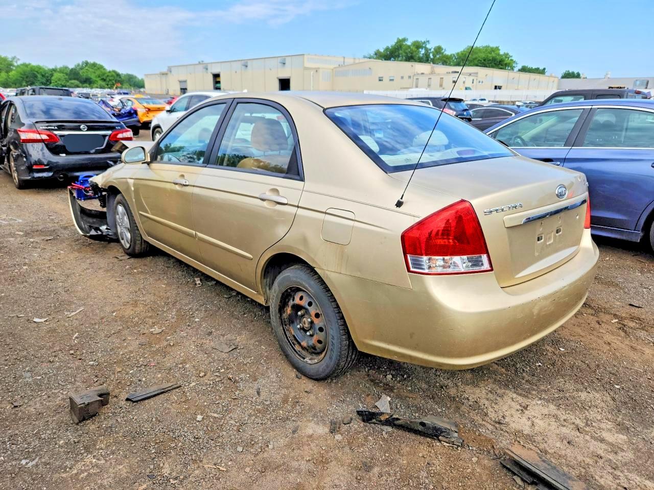 2009 Kia Spectra Ex Gold vin: KNAFE221095665832