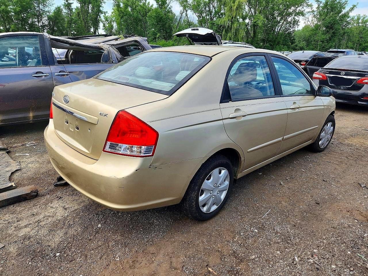 2009 Kia Spectra Ex Gold vin: KNAFE221095665832