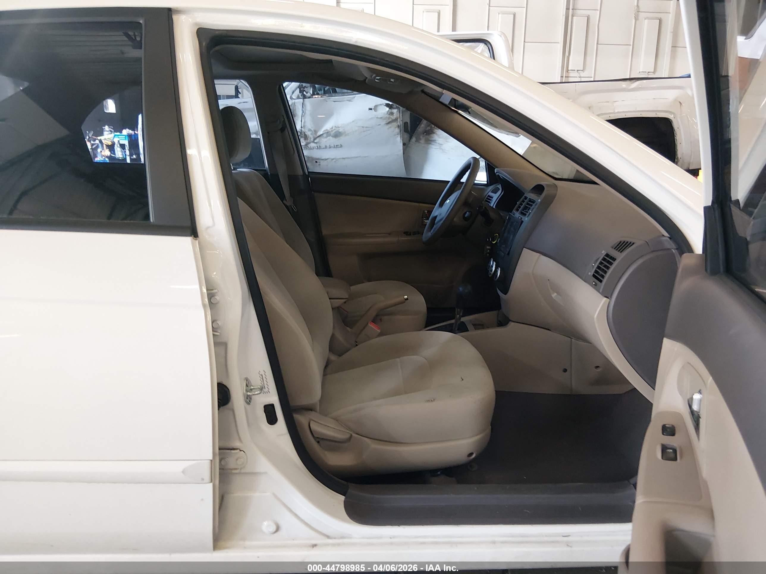 2009 Kia Spectra Ex White vin: KNAFE221295654363