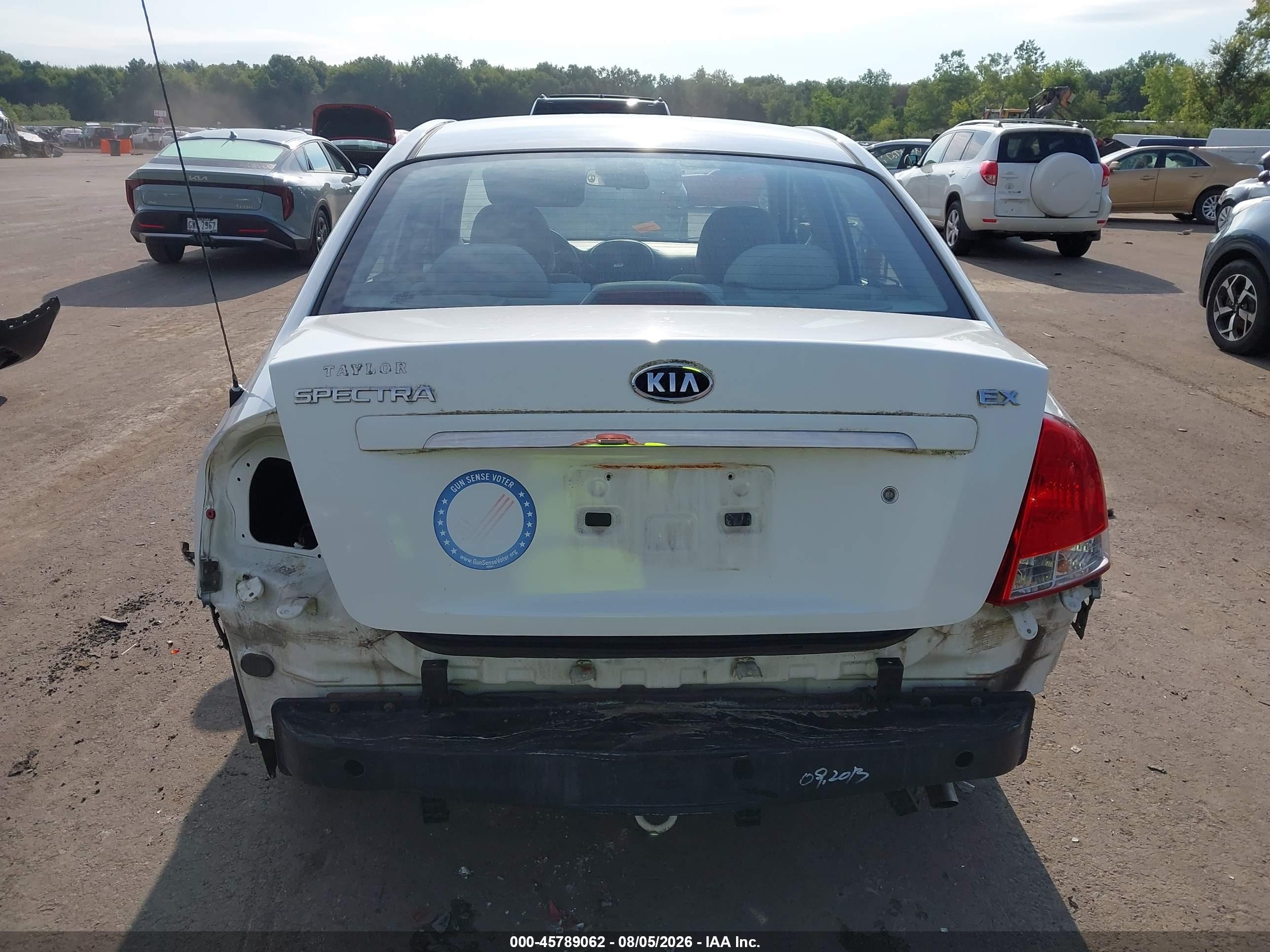 2009 Kia Spectra Ex White vin: KNAFE221395624031