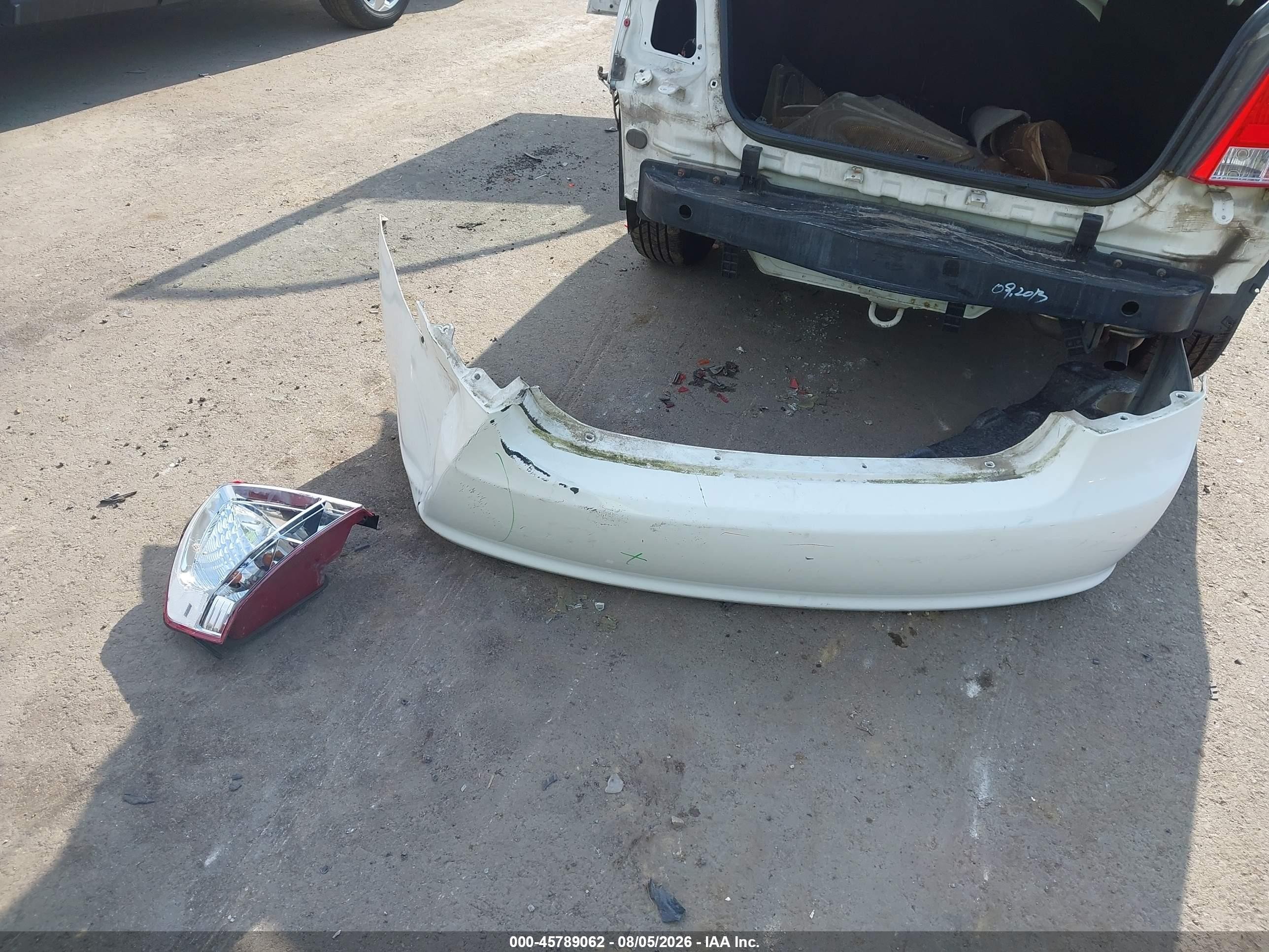 2009 Kia Spectra Ex White vin: KNAFE221395624031