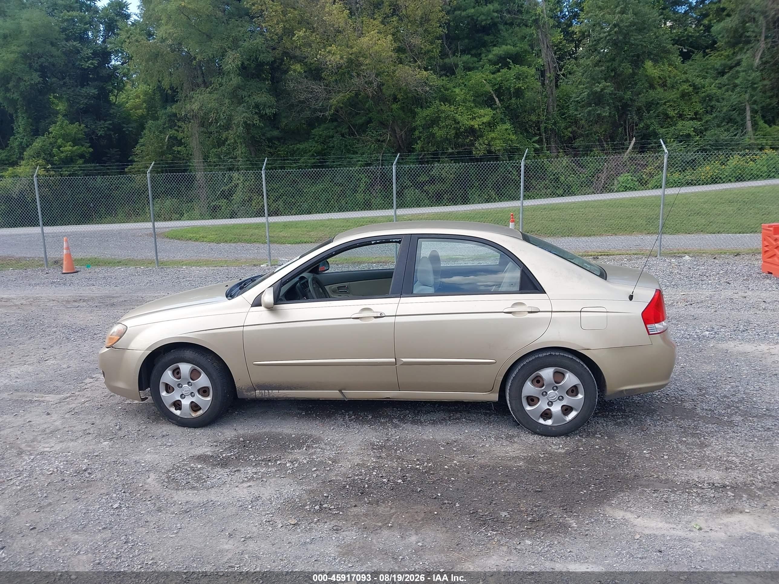 2009 Kia Spectra Ex Gold vin: KNAFE221395652220
