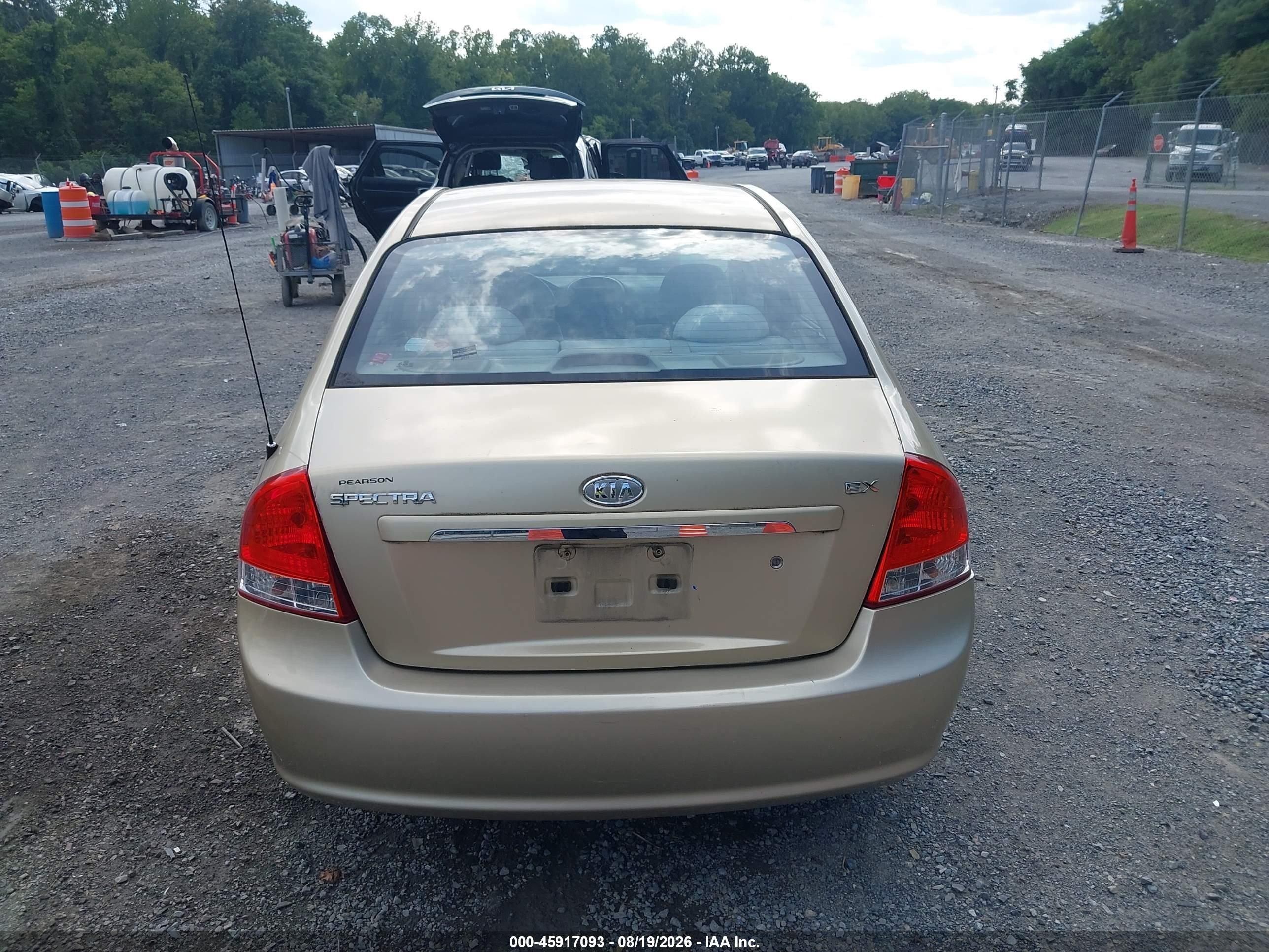 2009 Kia Spectra Ex Gold vin: KNAFE221395652220