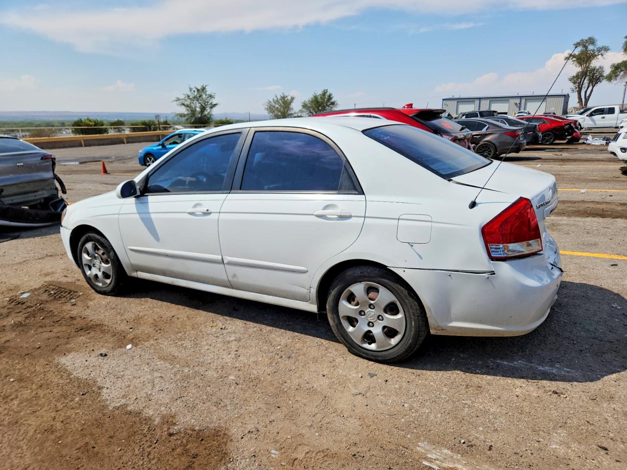 2009 Kia Spectra White vin: KNAFE221595630347
