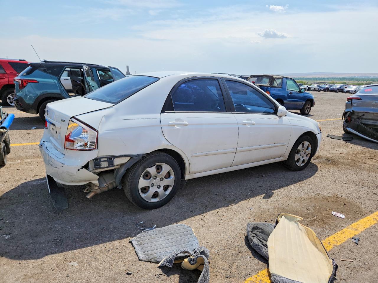 2009 Kia Spectra White vin: KNAFE221595630347