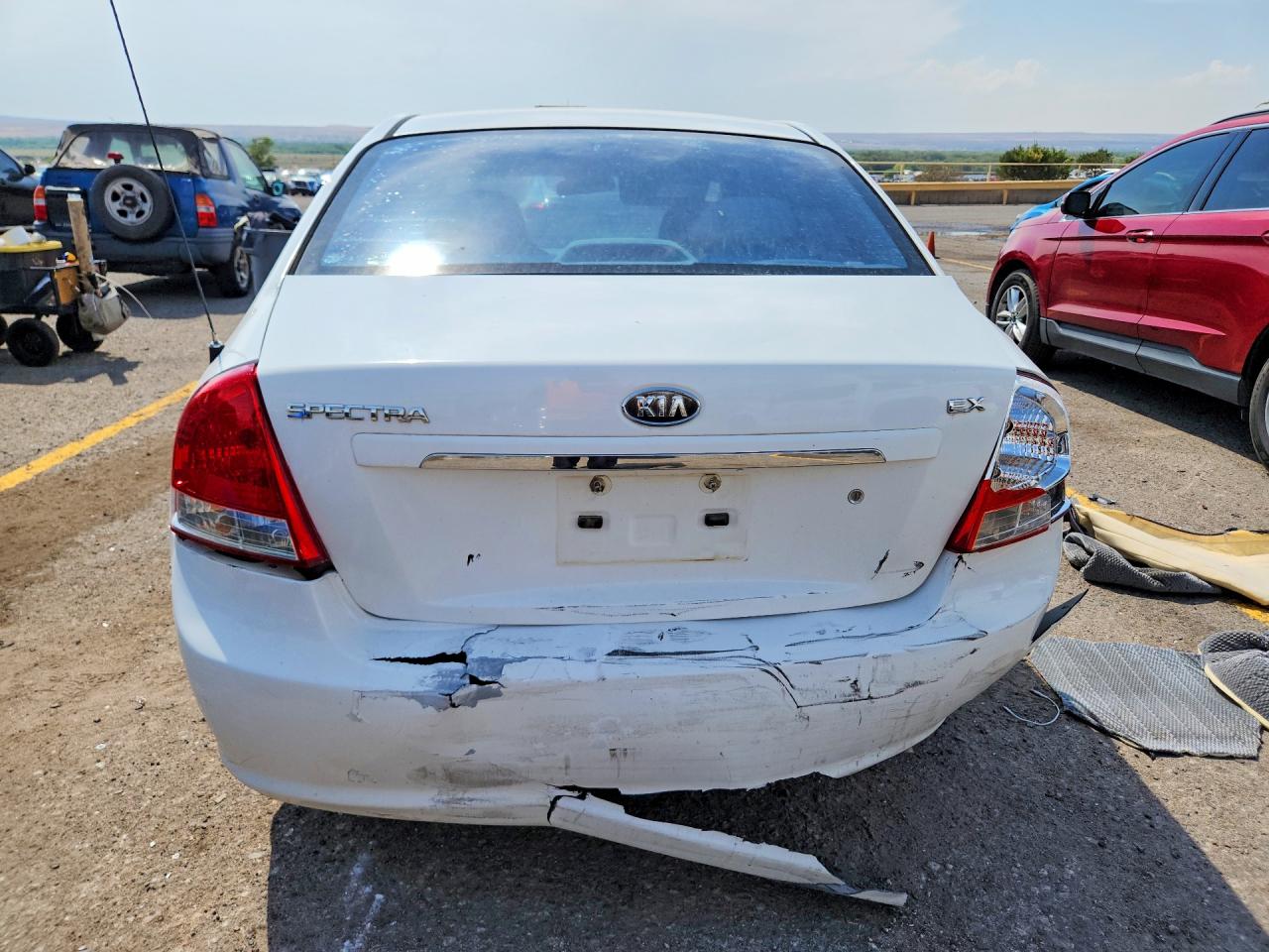 2009 Kia Spectra White vin: KNAFE221595630347
