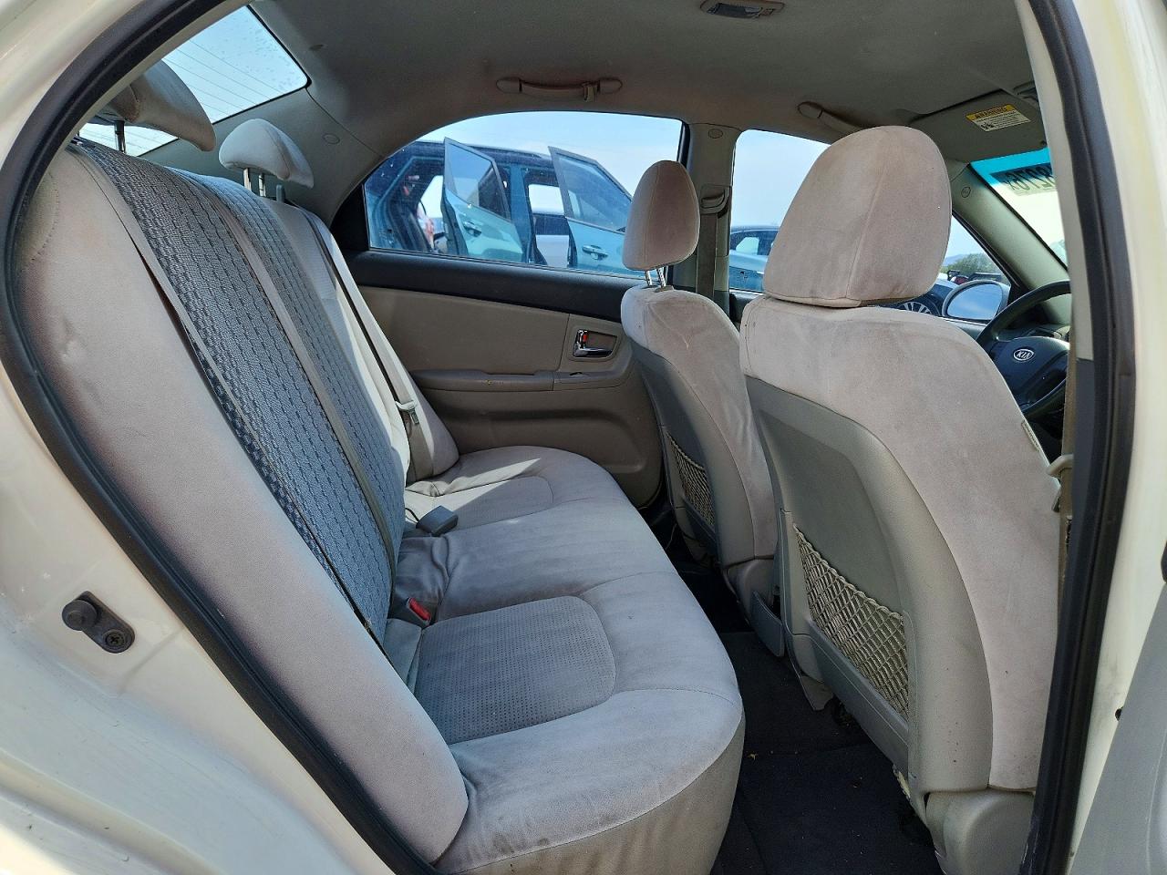 2009 Kia Spectra White vin: KNAFE221595630347