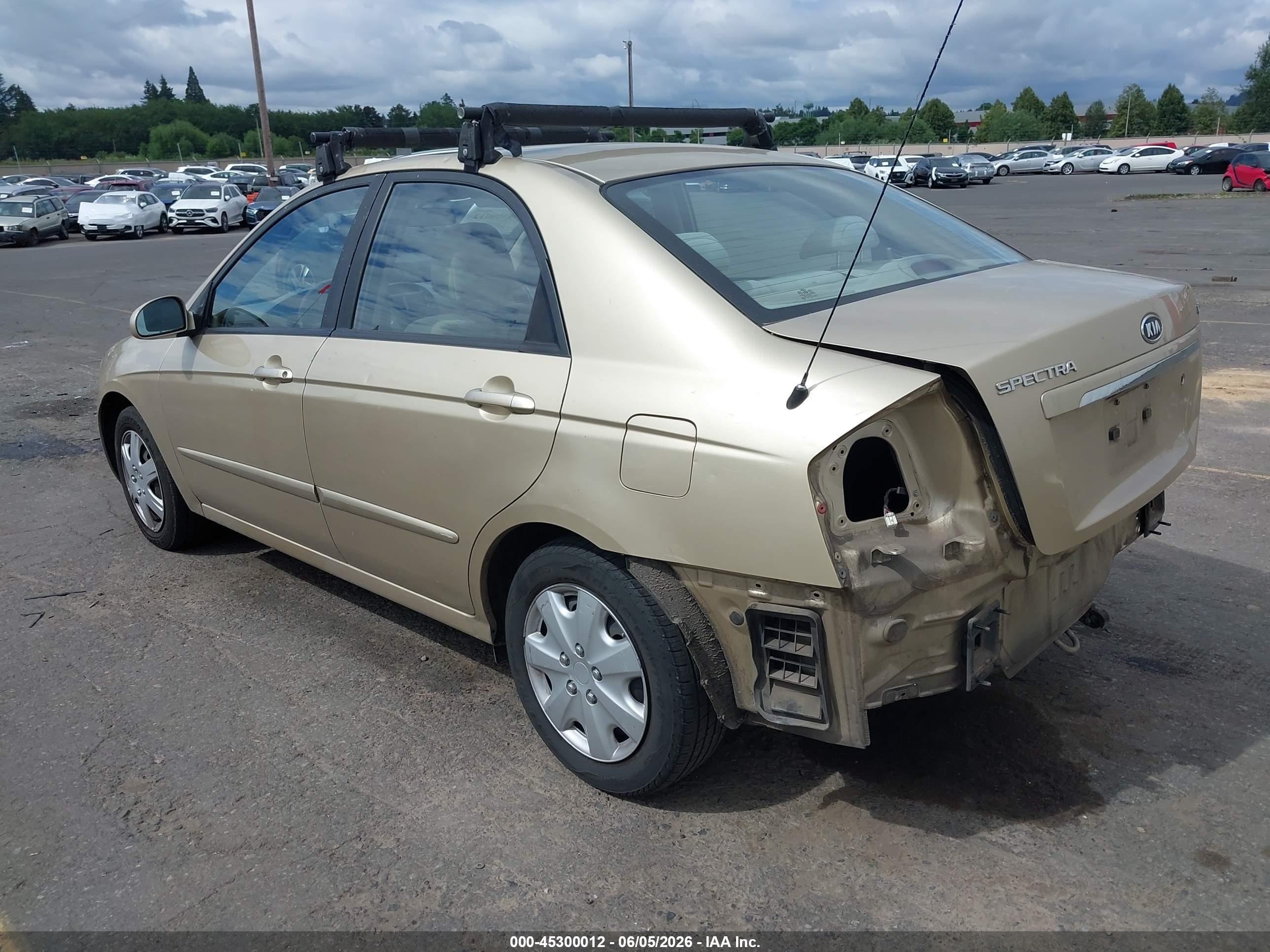 2009 Kia Spectra Ex Gold vin: KNAFE222495658925