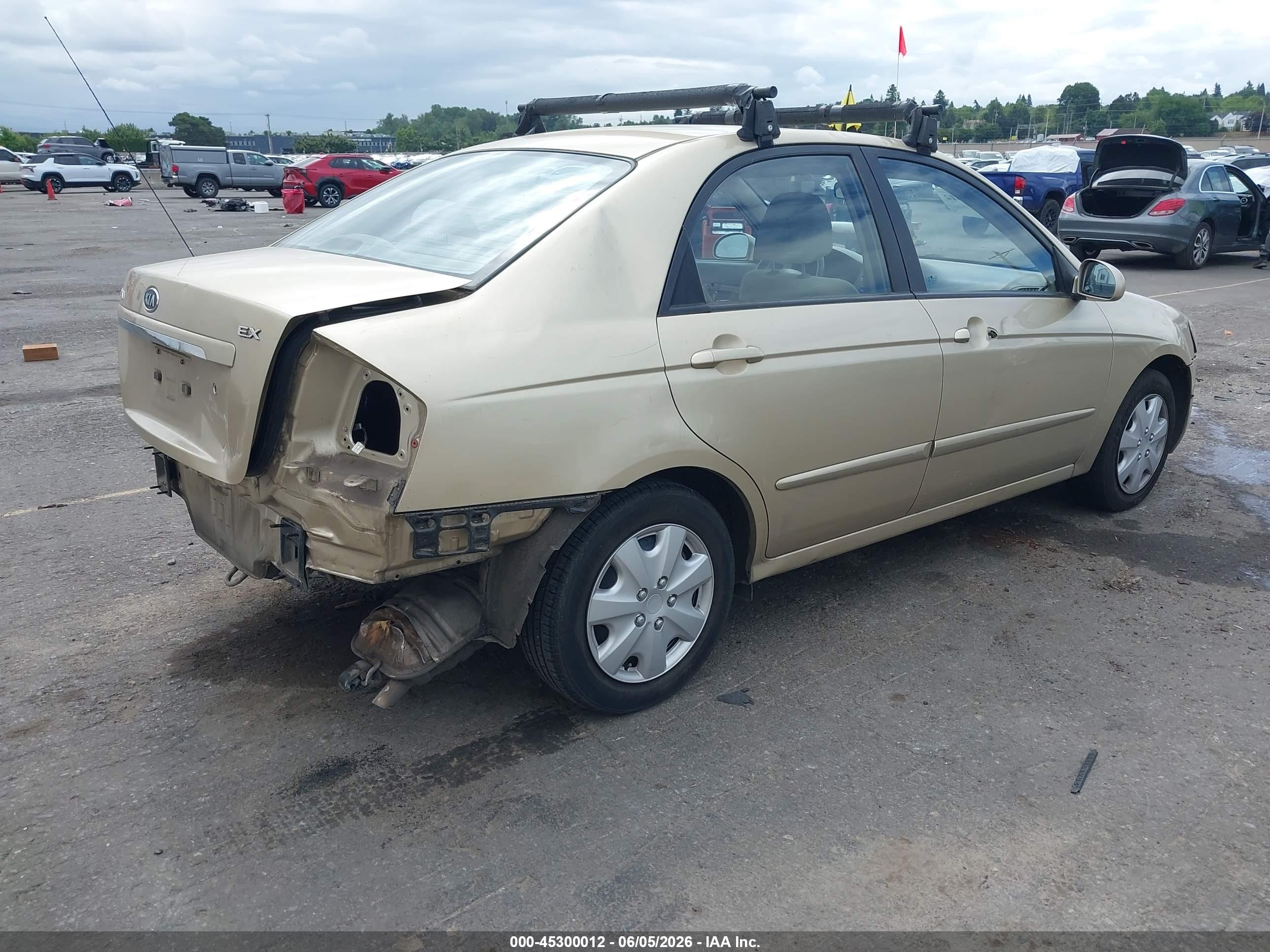 2009 Kia Spectra Ex Gold vin: KNAFE222495658925