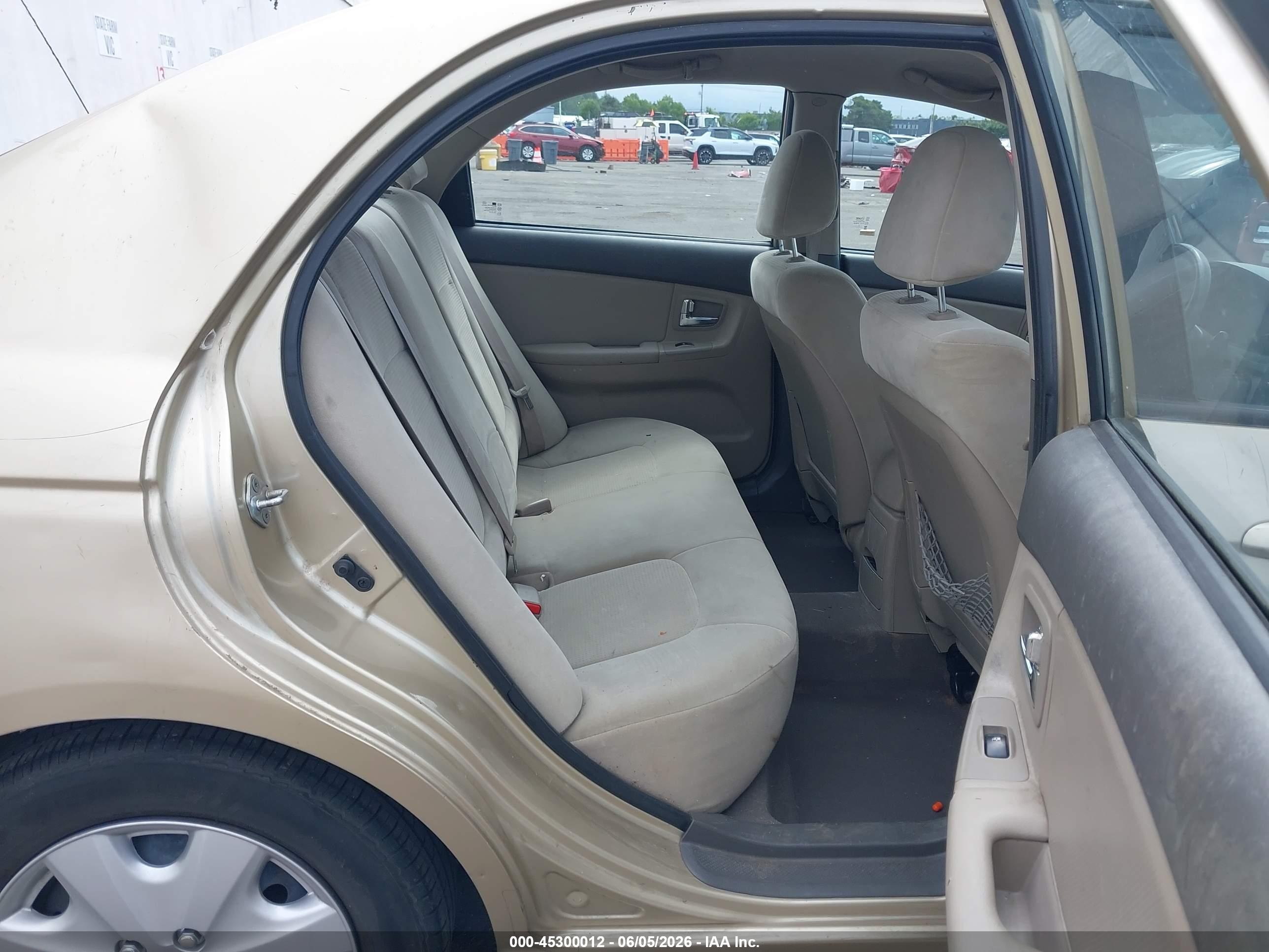 2009 Kia Spectra Ex Gold vin: KNAFE222495658925
