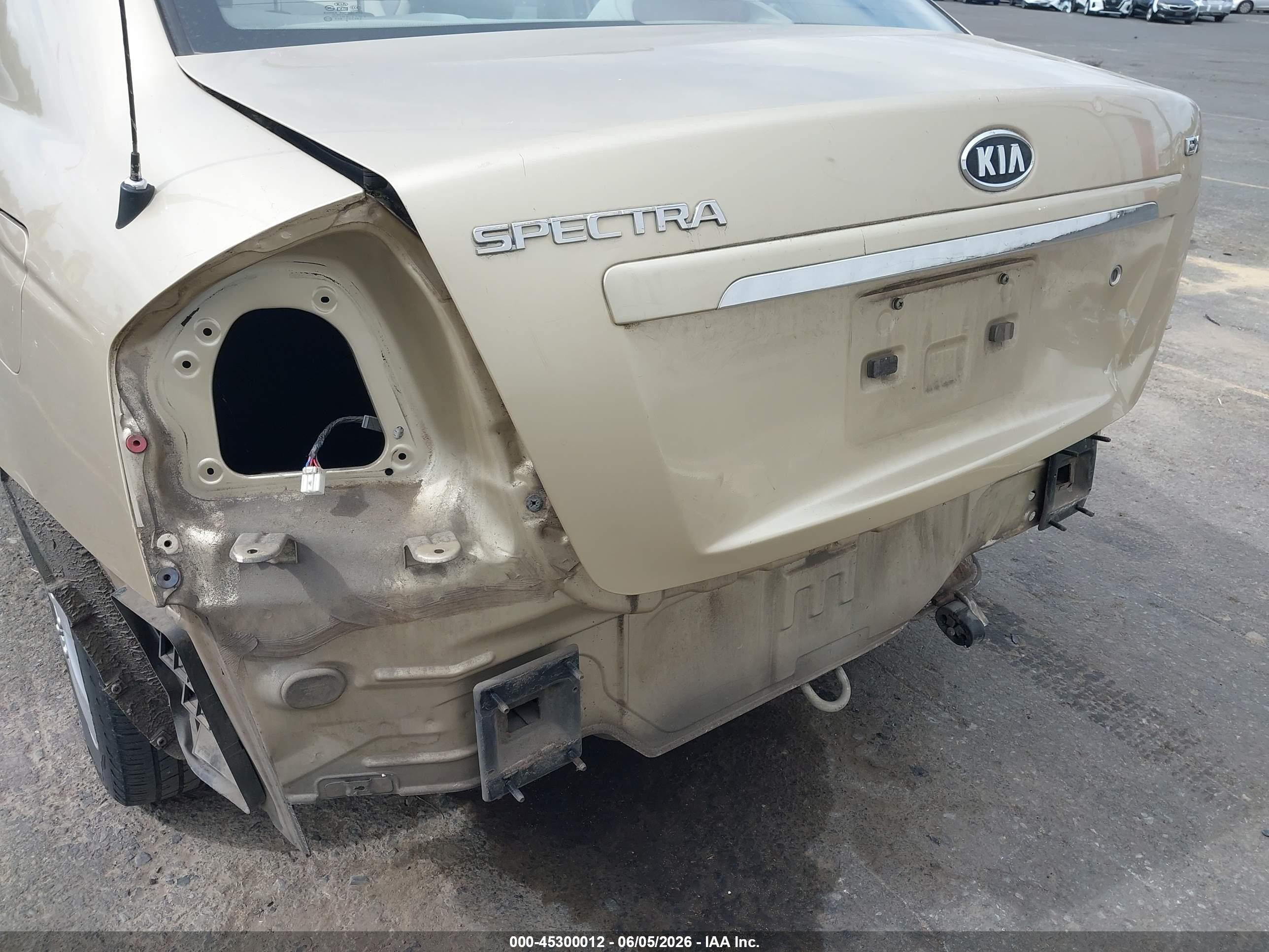 2009 Kia Spectra Ex Gold vin: KNAFE222495658925