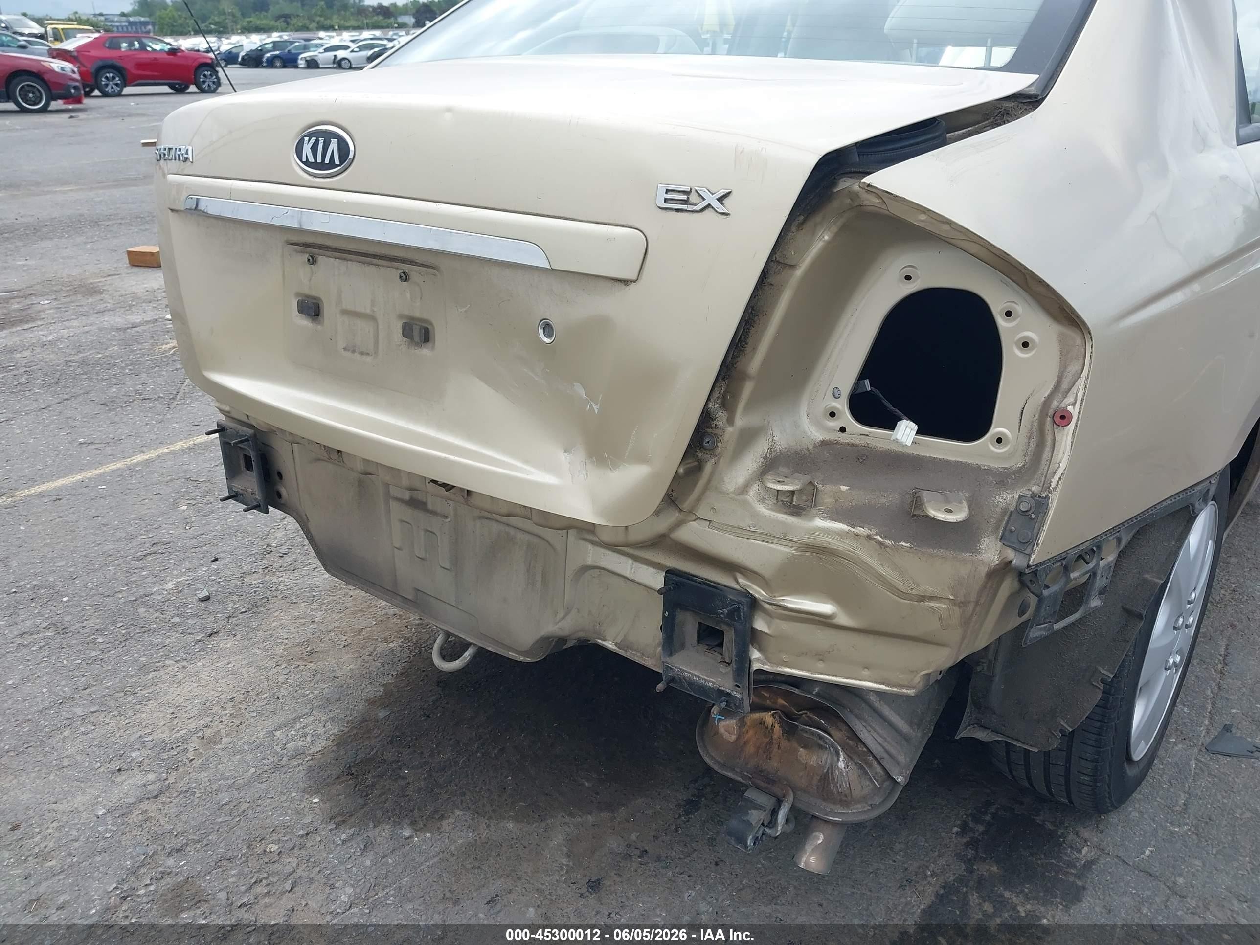 2009 Kia Spectra Ex Gold vin: KNAFE222495658925