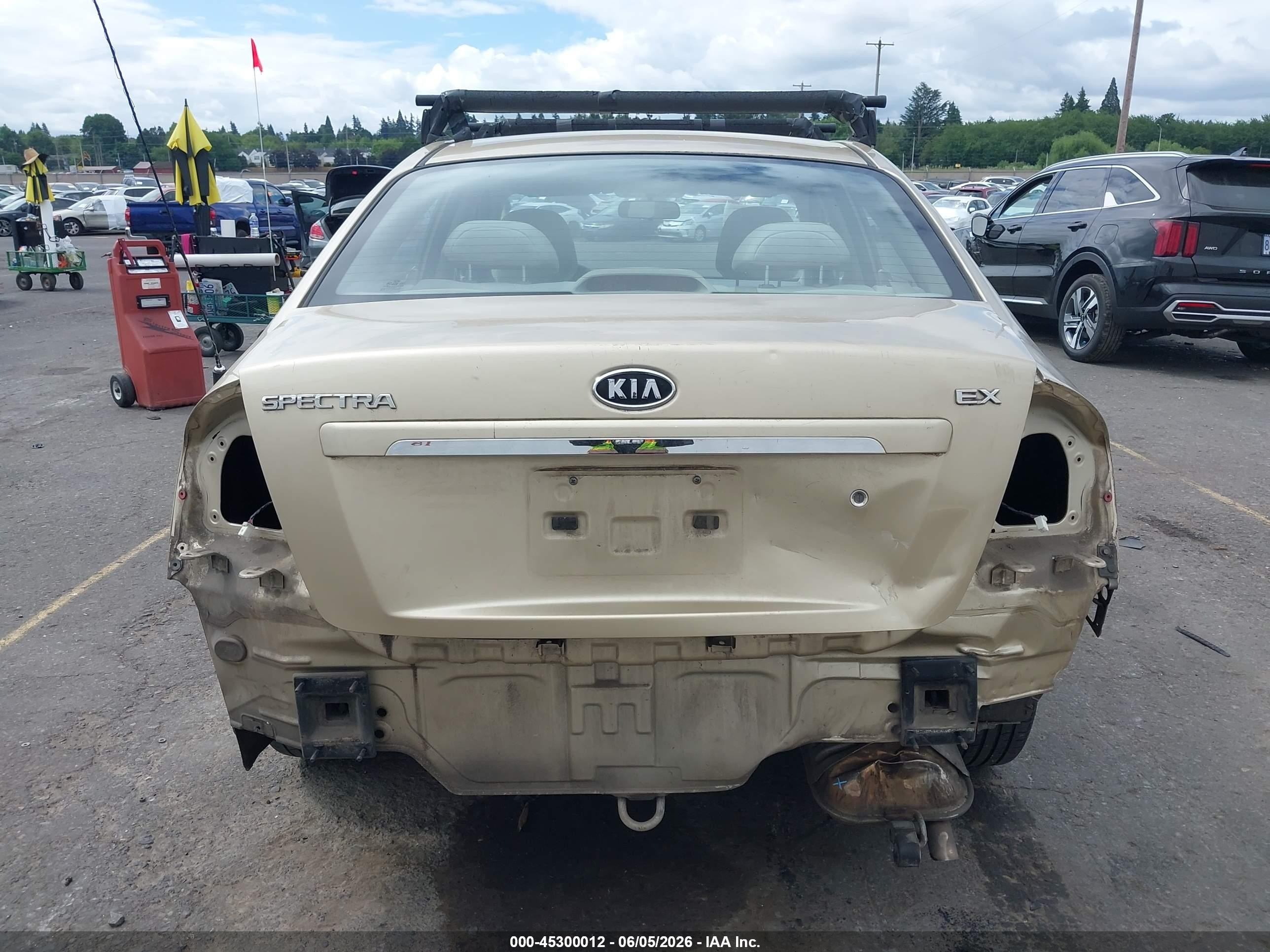 2009 Kia Spectra Ex Gold vin: KNAFE222495658925
