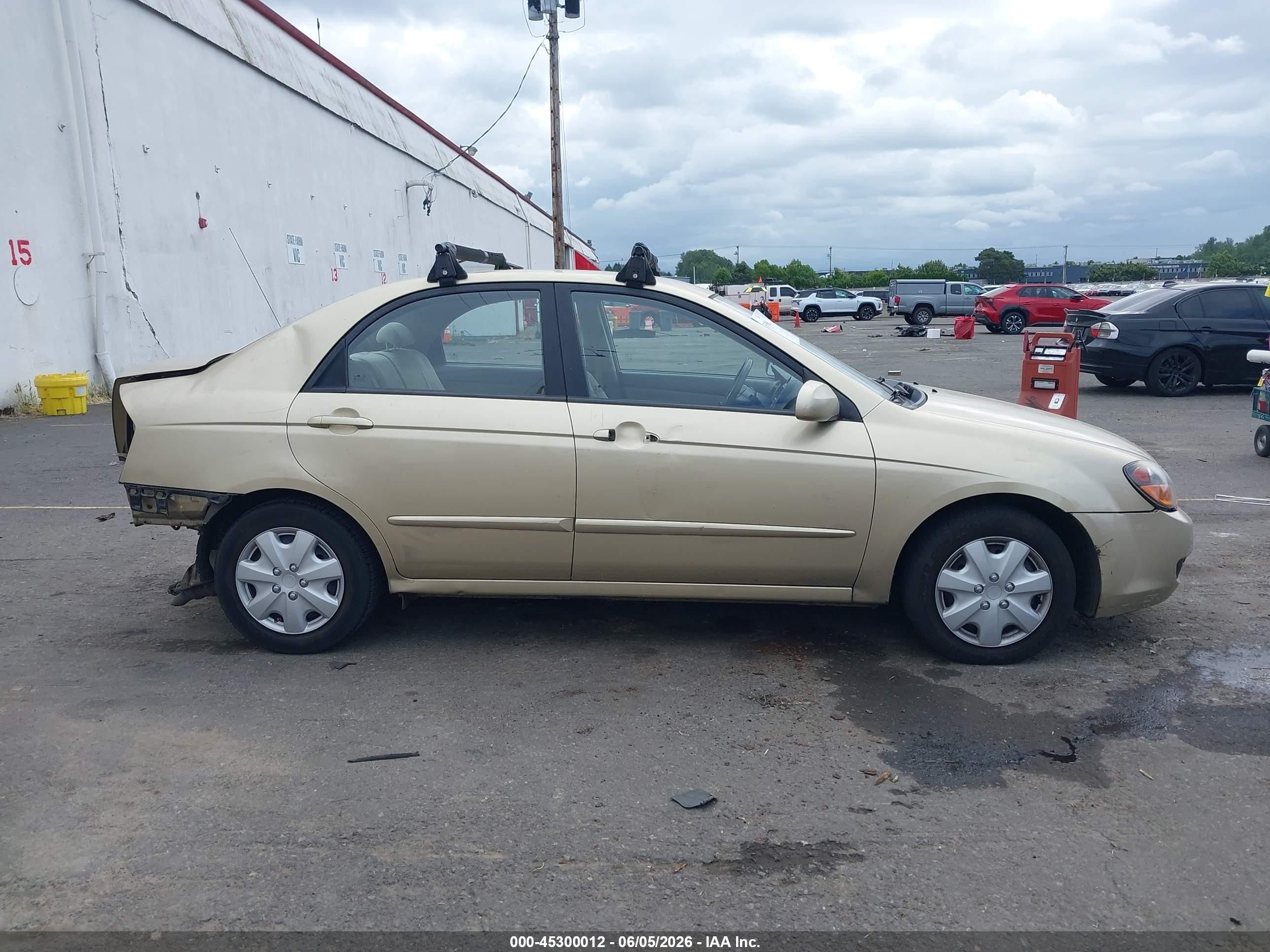 2009 Kia Spectra Ex Gold vin: KNAFE222495658925