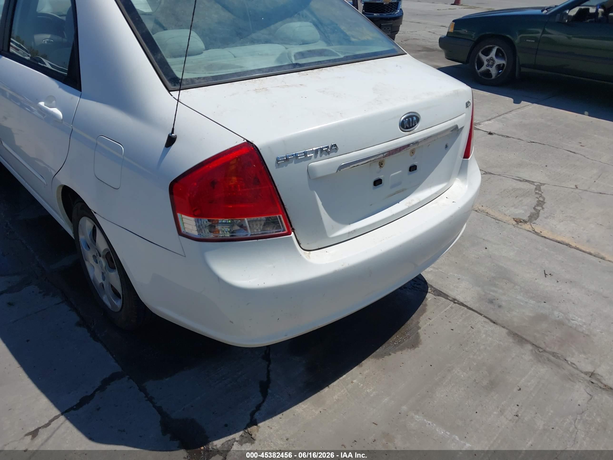 2009 Kia Spectra Ex Белый vin: KNAFE222795663844