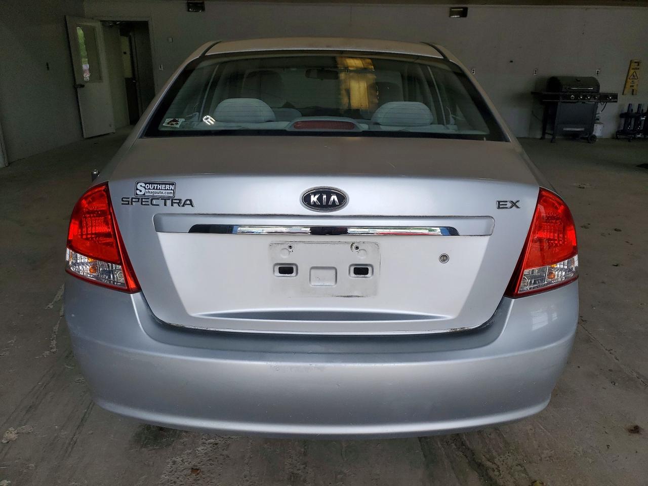 2009 Kia Spectra Lx Серебряный vin: KNAFE222X95667399