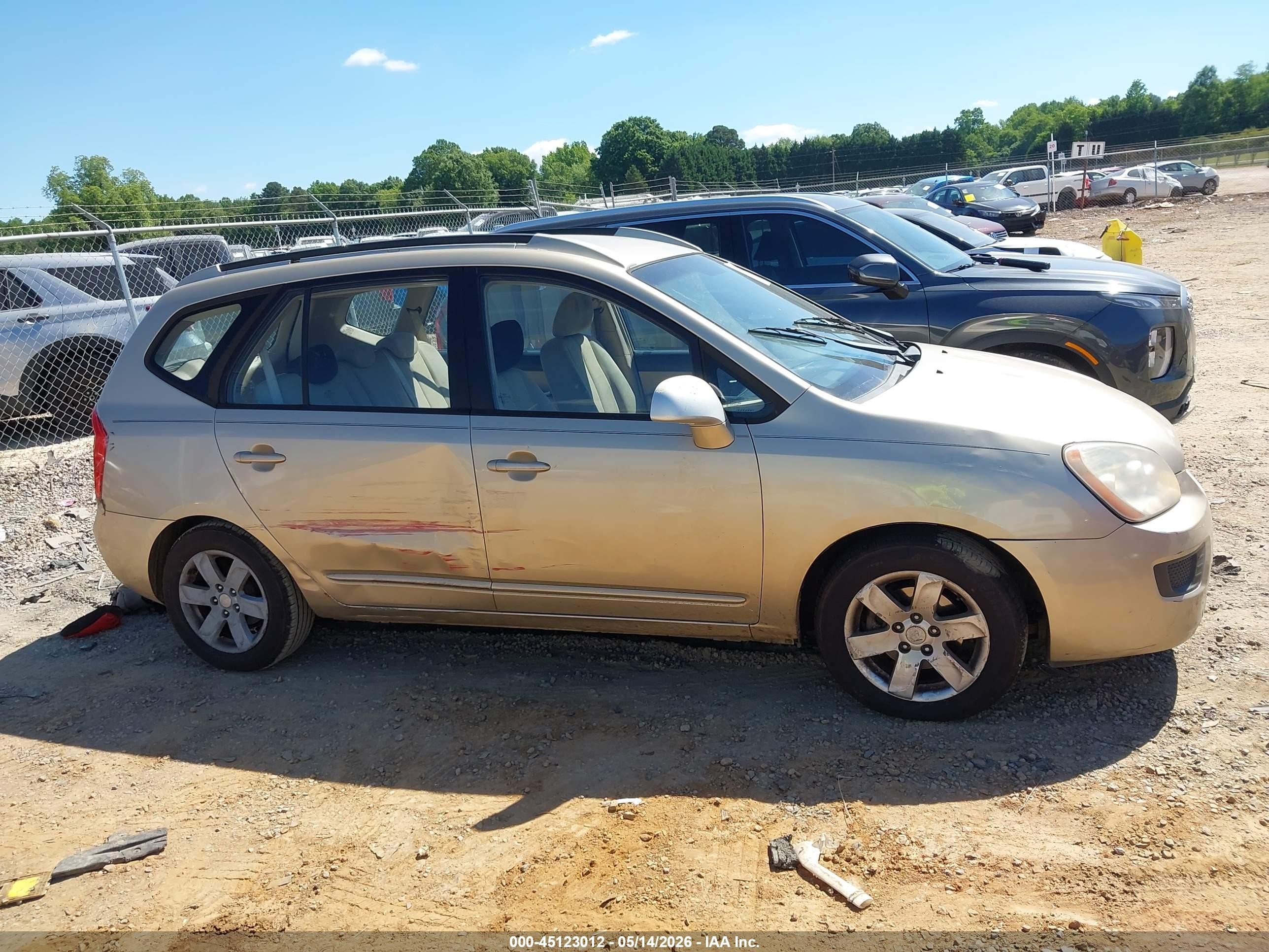 2007 Kia Rondo Lx Gold vin: KNAFG525477050197