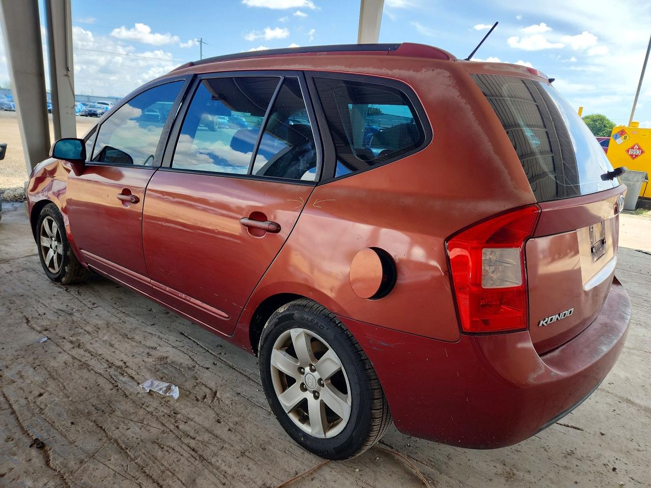 2007 Kia Rondo Lx Red vin: KNAFG525X77052486
